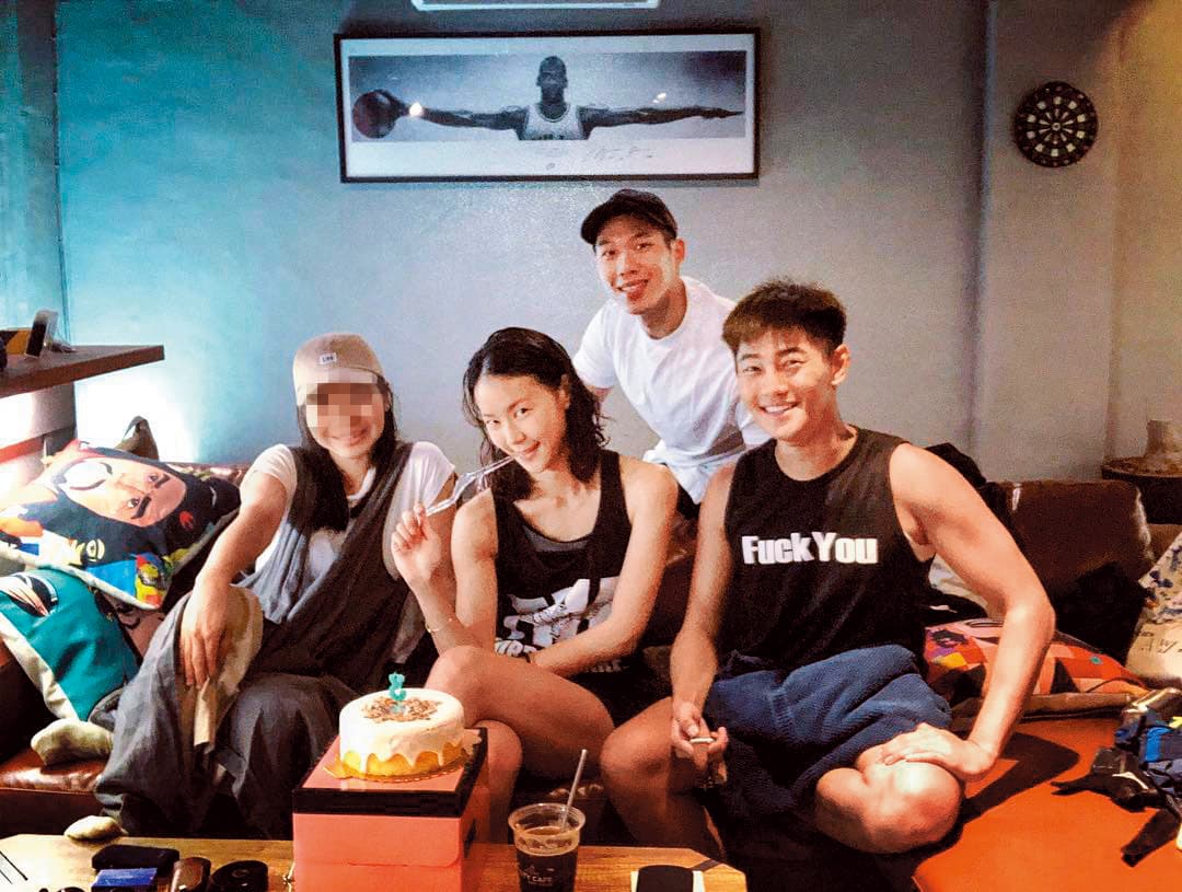 鍾瑶(左二)師弟岱毅(右一)的IG上,曾貼出聚會合照,當時她的前男友Andy(右二)也有入鏡。(翻攝自岱毅IG)