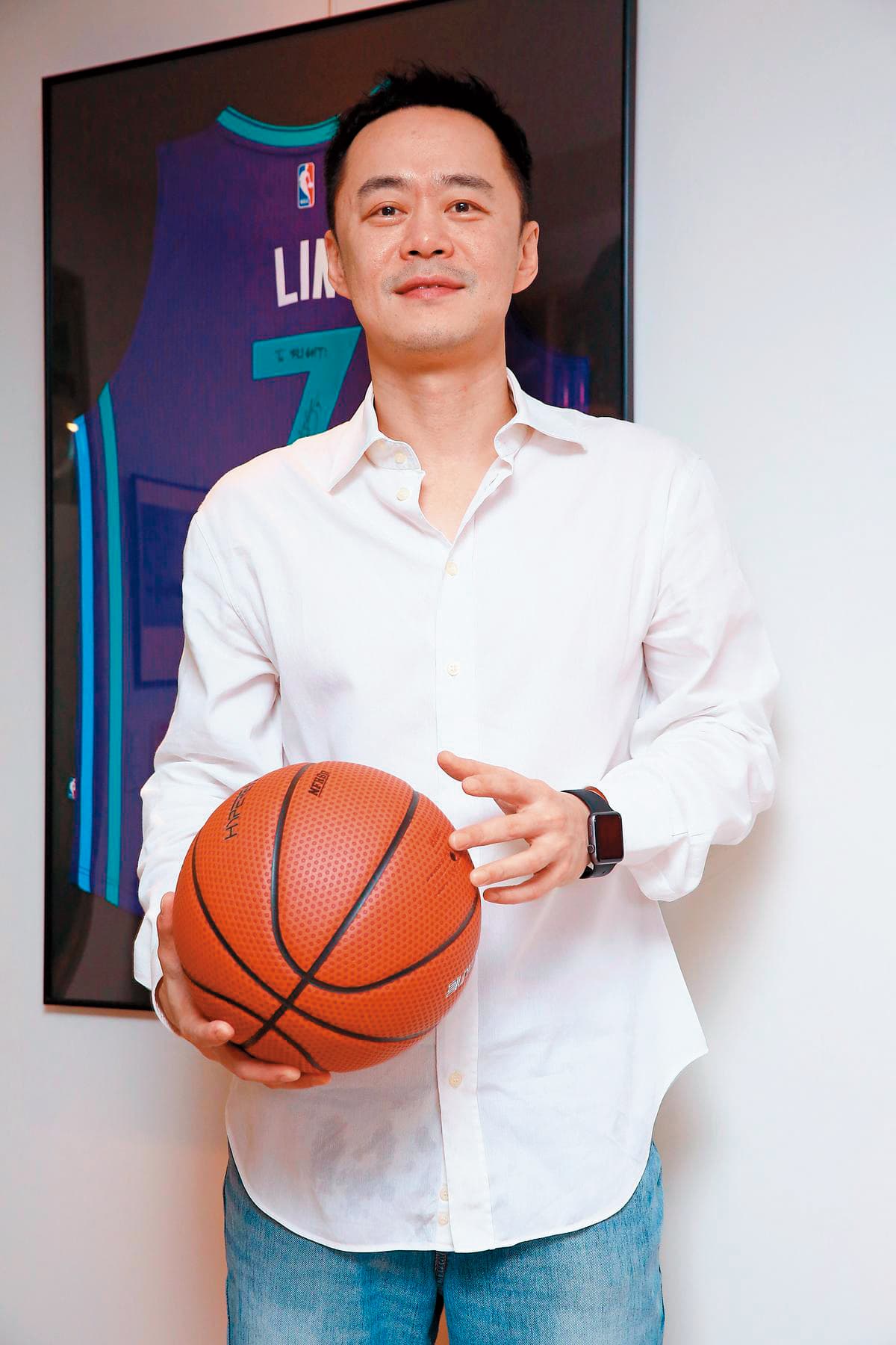 張承中也曾當街激吻女主播,事後他以喝醉為自己辯解。(本刊資料照)