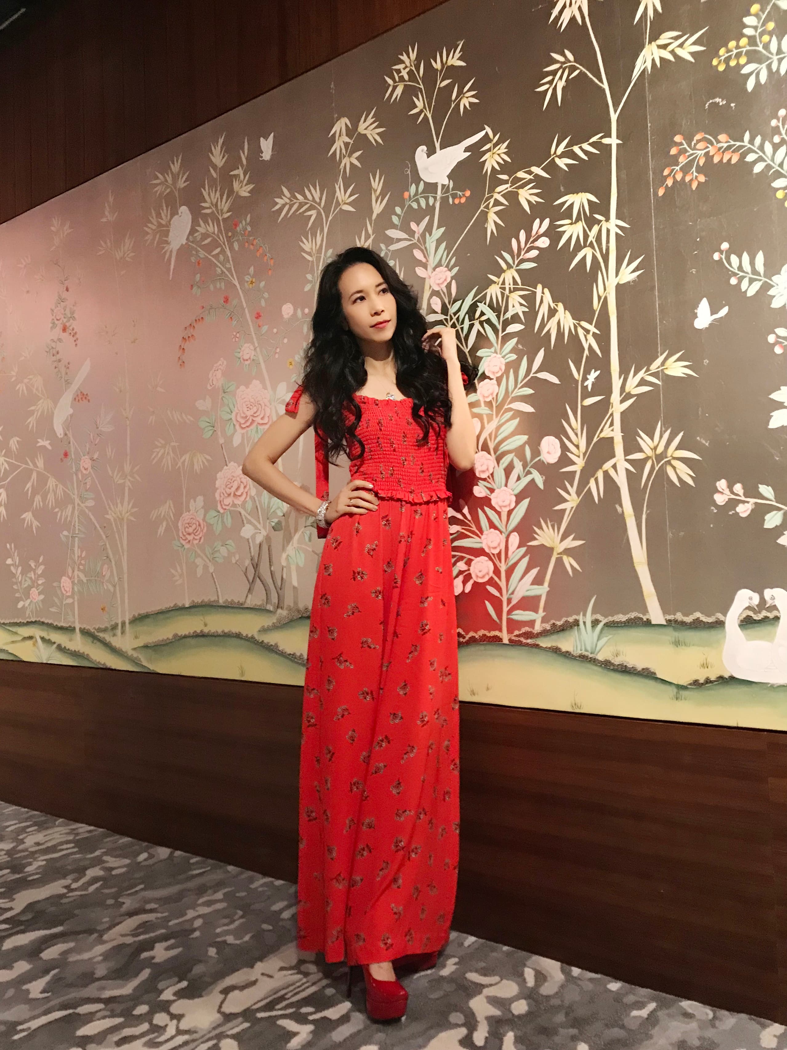 莫文蔚一身火紅連身褲裝,出席新加坡活動。(莫家寶貝工作室提供)