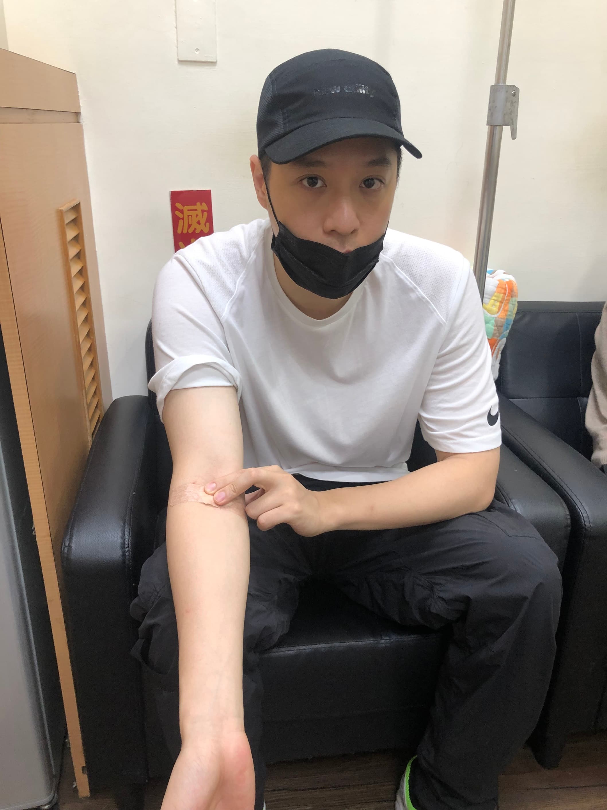 演出登場前,感冒的周湯豪先打了一劑救命針,即抱病上場演出。(索尼唱片提供)