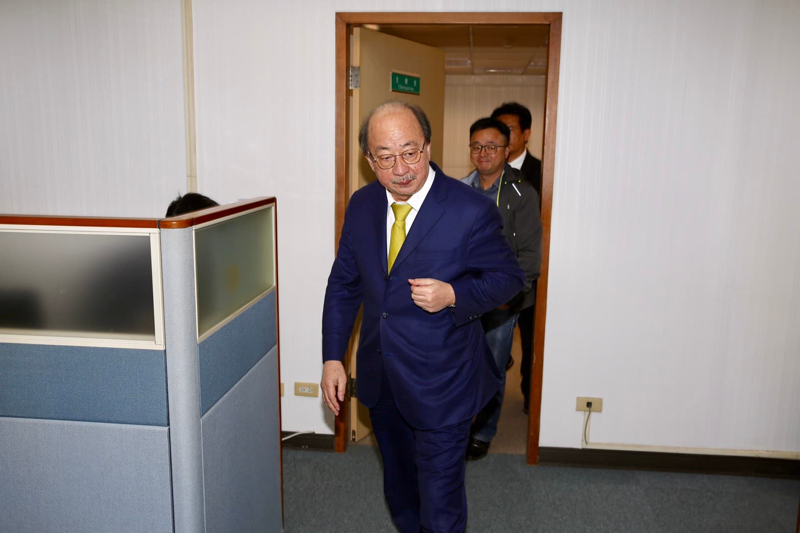 民進黨團總召柯建銘居間協調,讓今天中執會順利達成共識決。