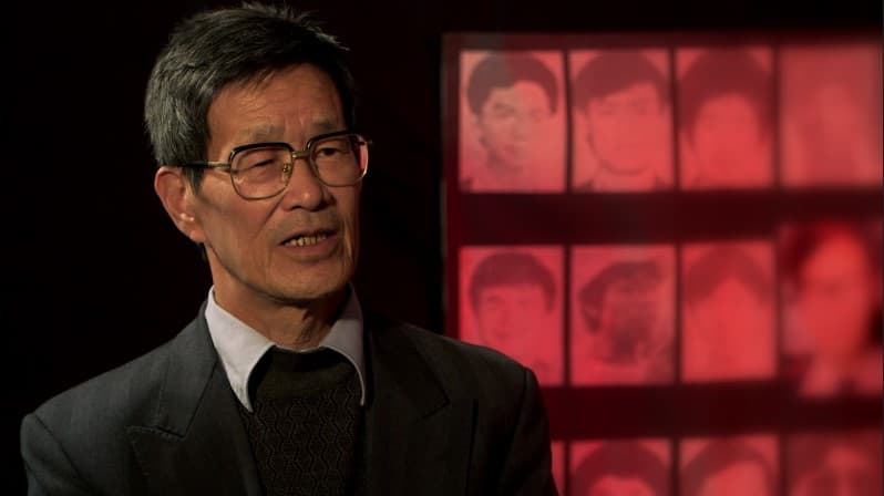 紀錄片《黃雀行動》裡,訪問中國大陸異議人士嚴家其。(公視提供)