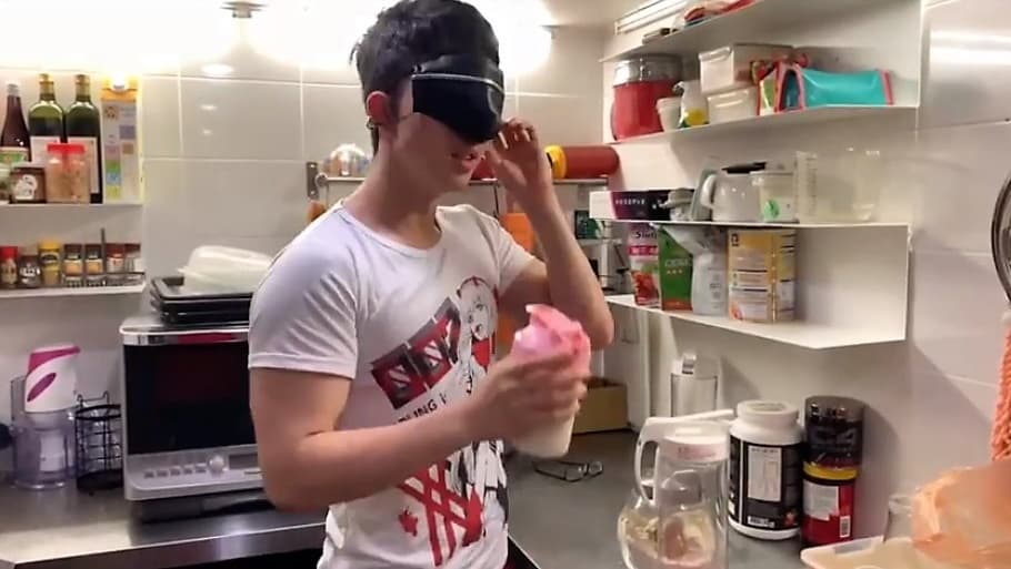 孫安佐則是挑戰每天都會做的泡高蛋白。(圖/新視紀整合行銷提供)