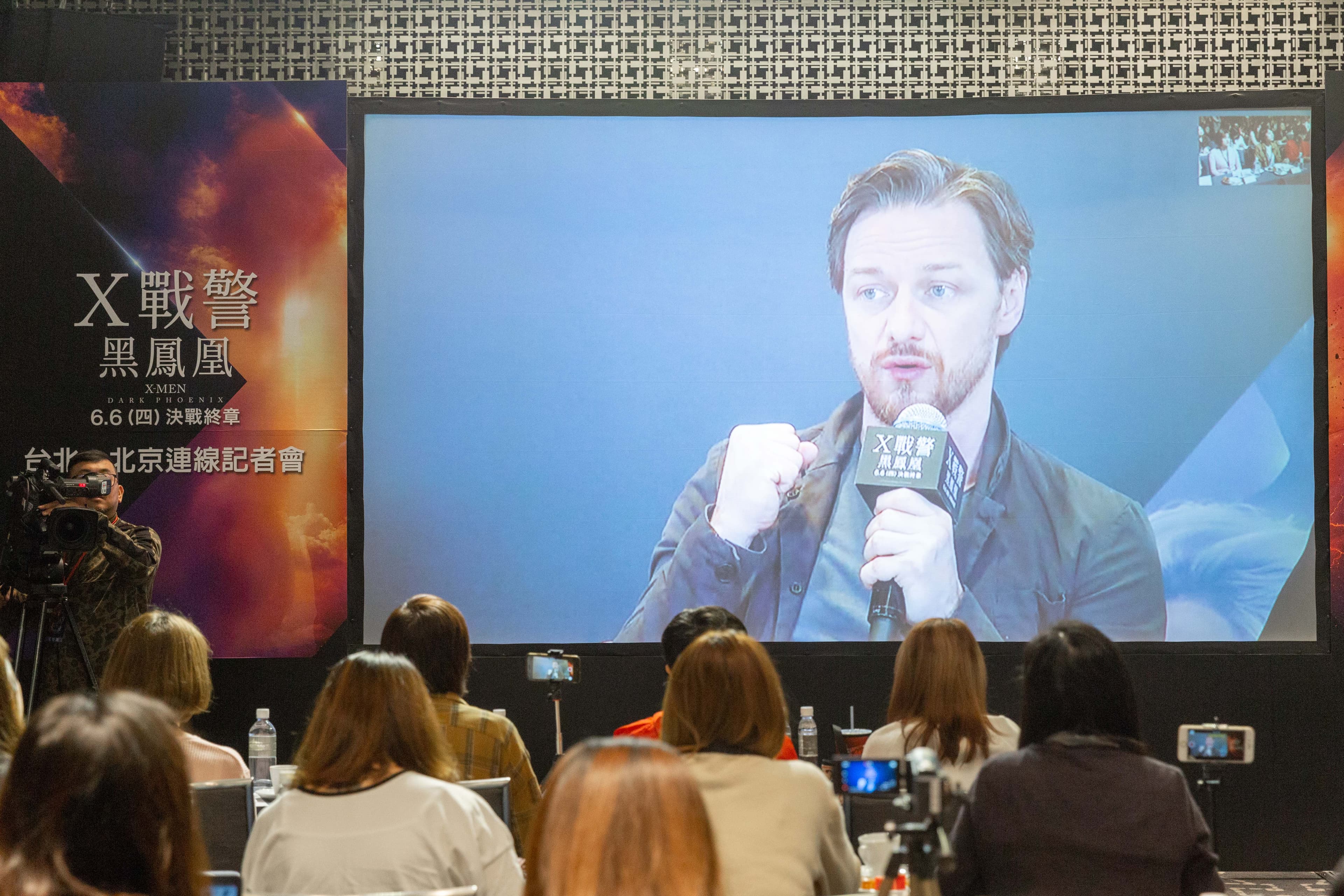 詹姆斯麥艾維雖然演的是願意與人類融合且和平共處的X教授,但私下他卻比較認同萬磁王的離群索居理念。
