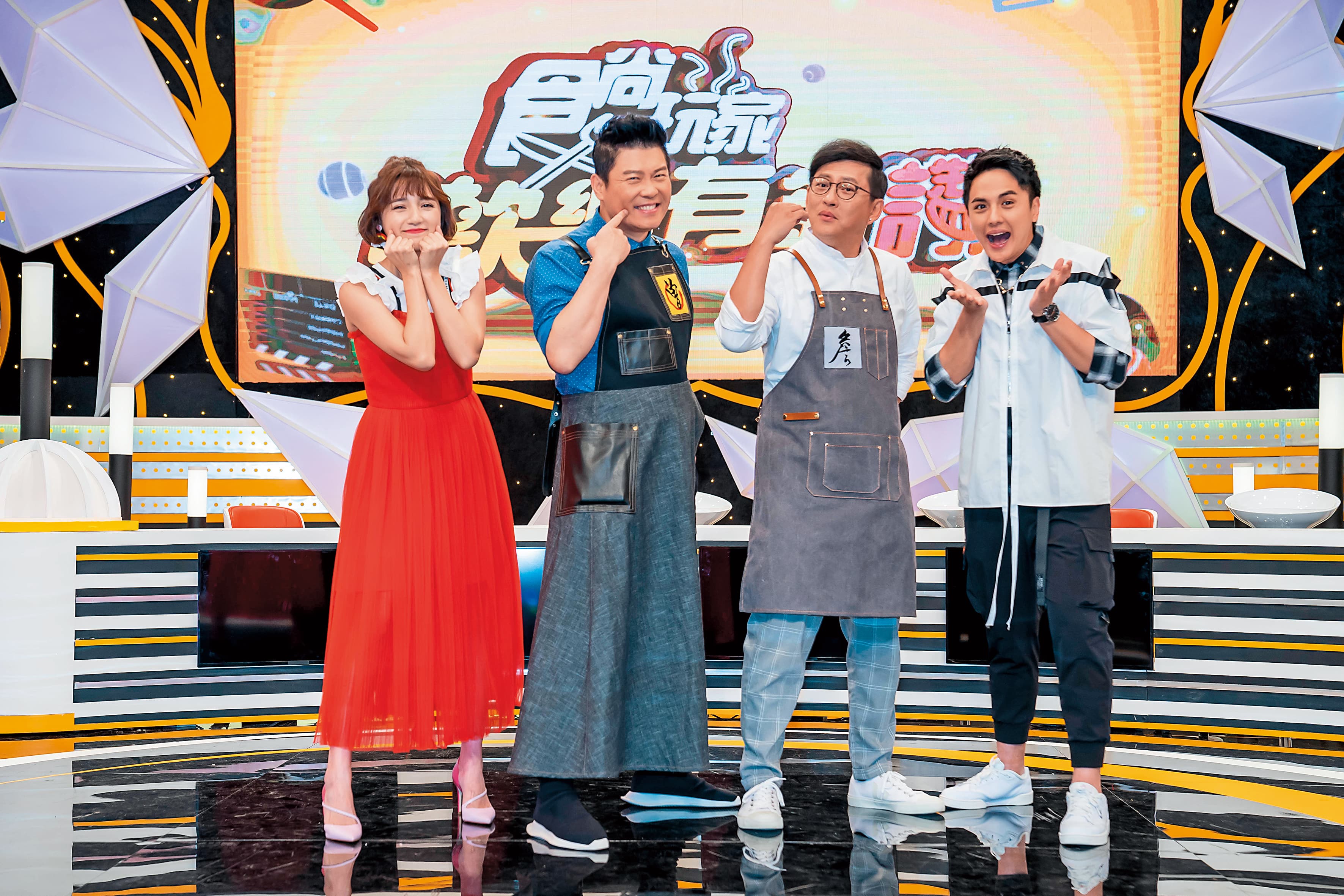新節目《食尚玩家歡樂有夠讚》 讓曾國城(左二)與Dora(左一)、詹姆士(右二)及曾子余一起把美食當成益智問答競賽。(TVBS提供)