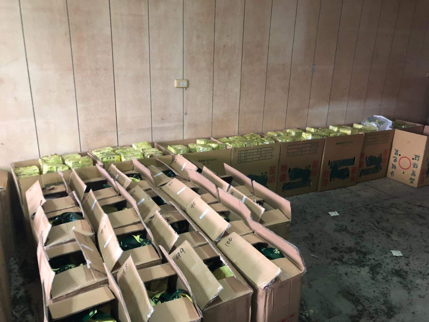 警方在南投山區起出大量內含安毒的茶葉包。（翻攝畫面）