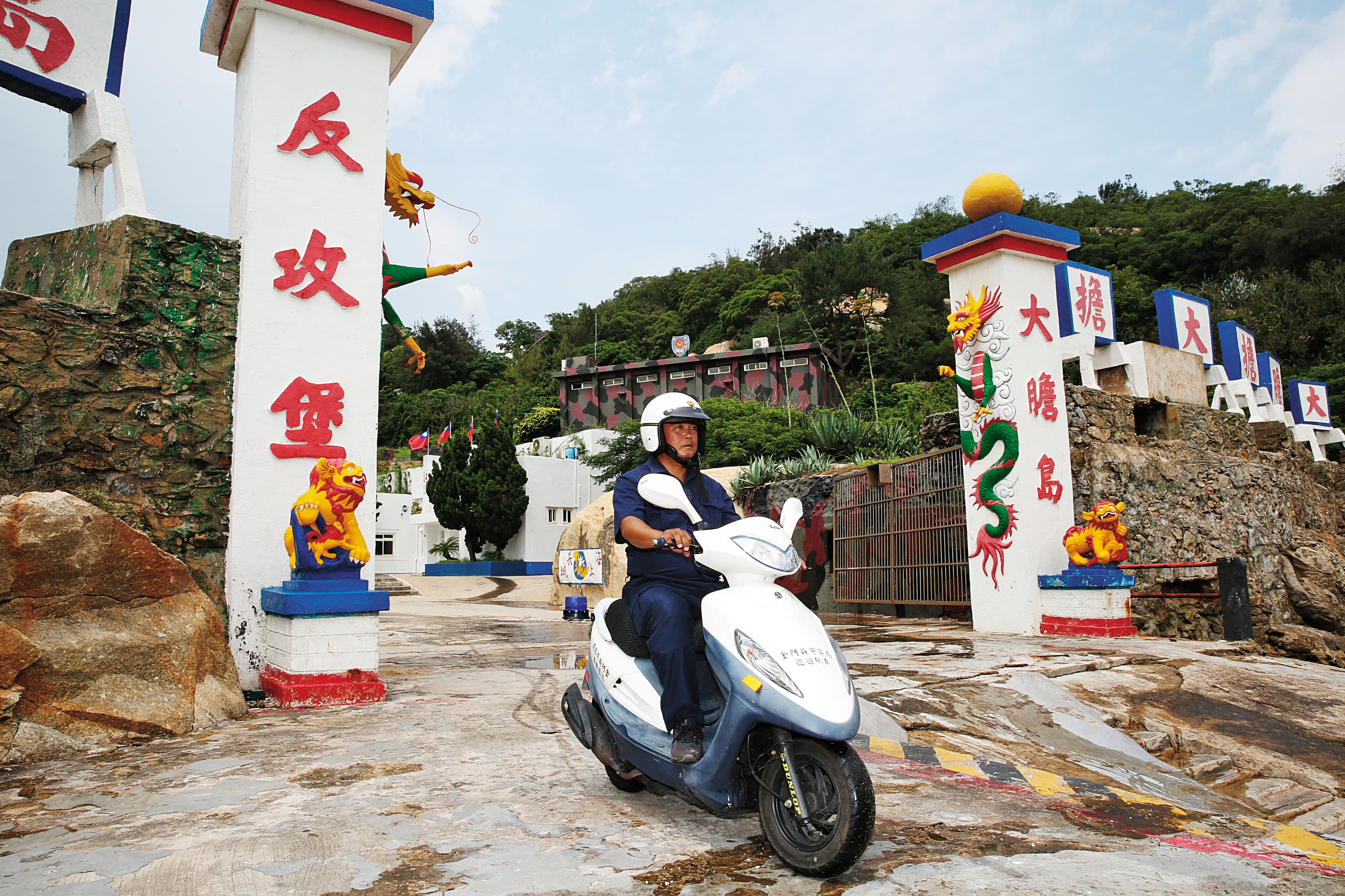 巡邏、安全維護及為民服務,是大二膽派出所員警的主要勤務。