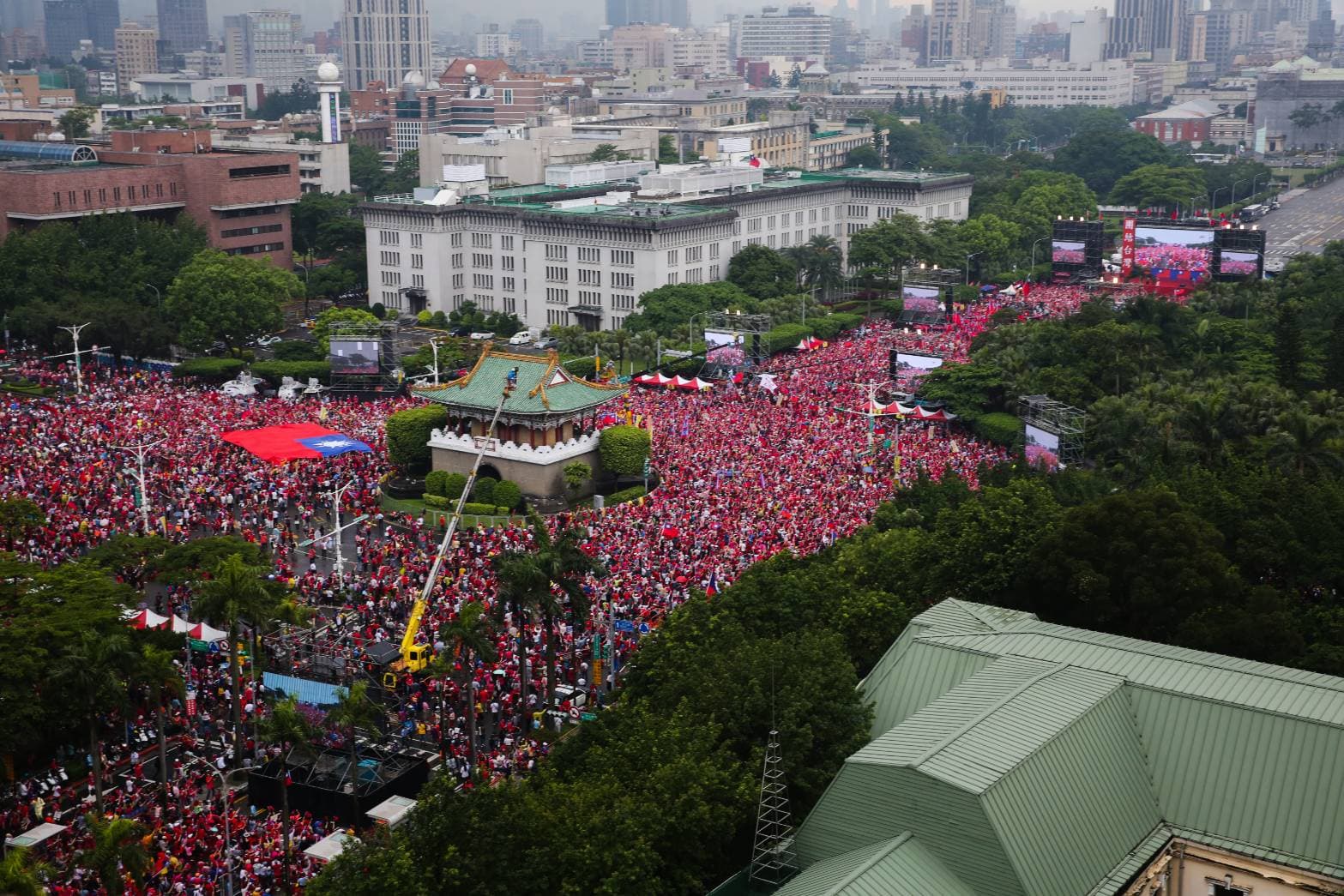 中午過後,民眾已無法再進入凱道區域,景福門圓環周遭也開始實施部分交通管制。