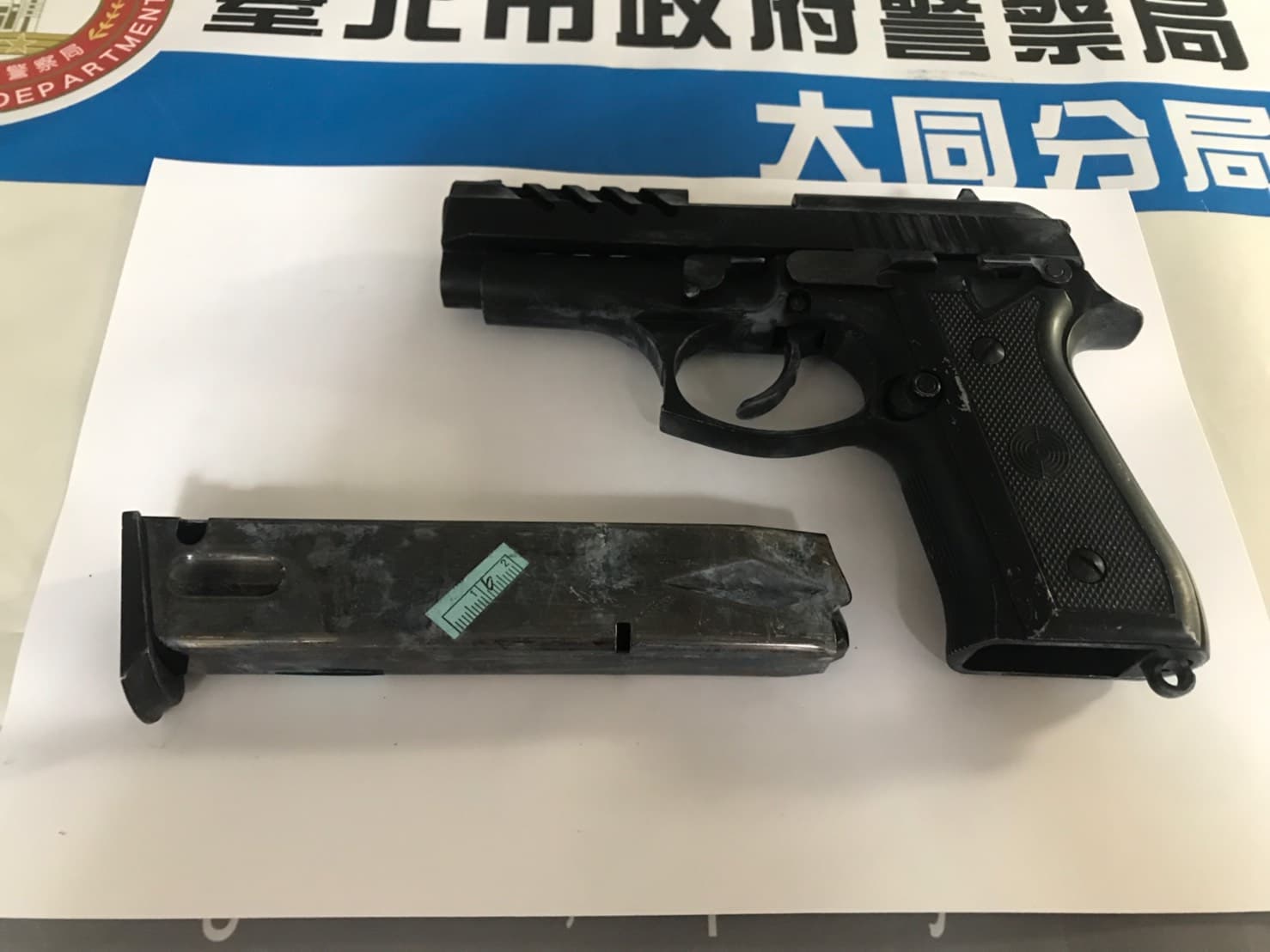 警方起出作案槍枝。(翻攝畫面)