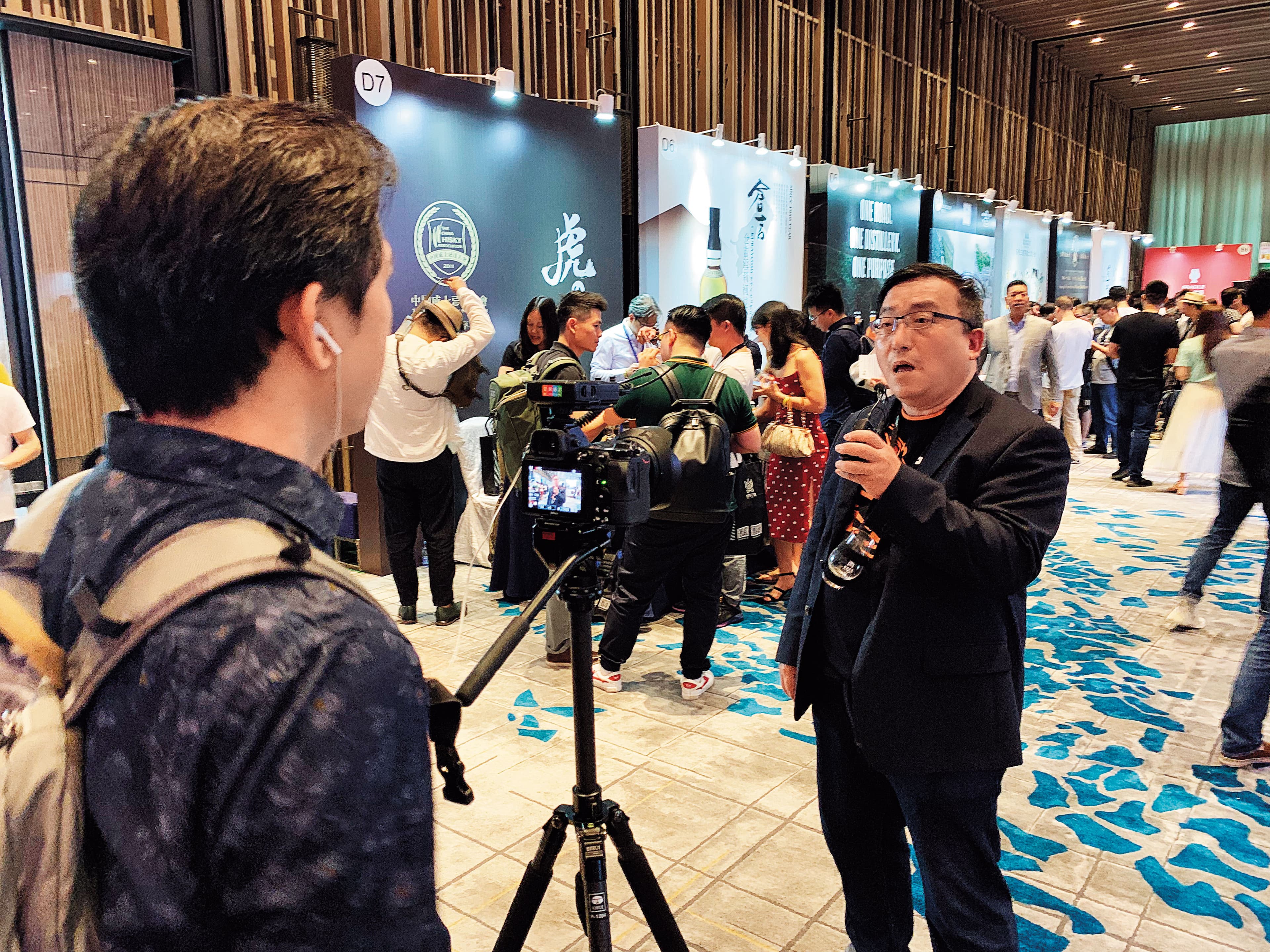 來自台灣的「藏酒論壇」團隊到場拍攝影片,不僅是台灣唯一赴深圳直擊的媒體,也是唯一到場的專業媒體。