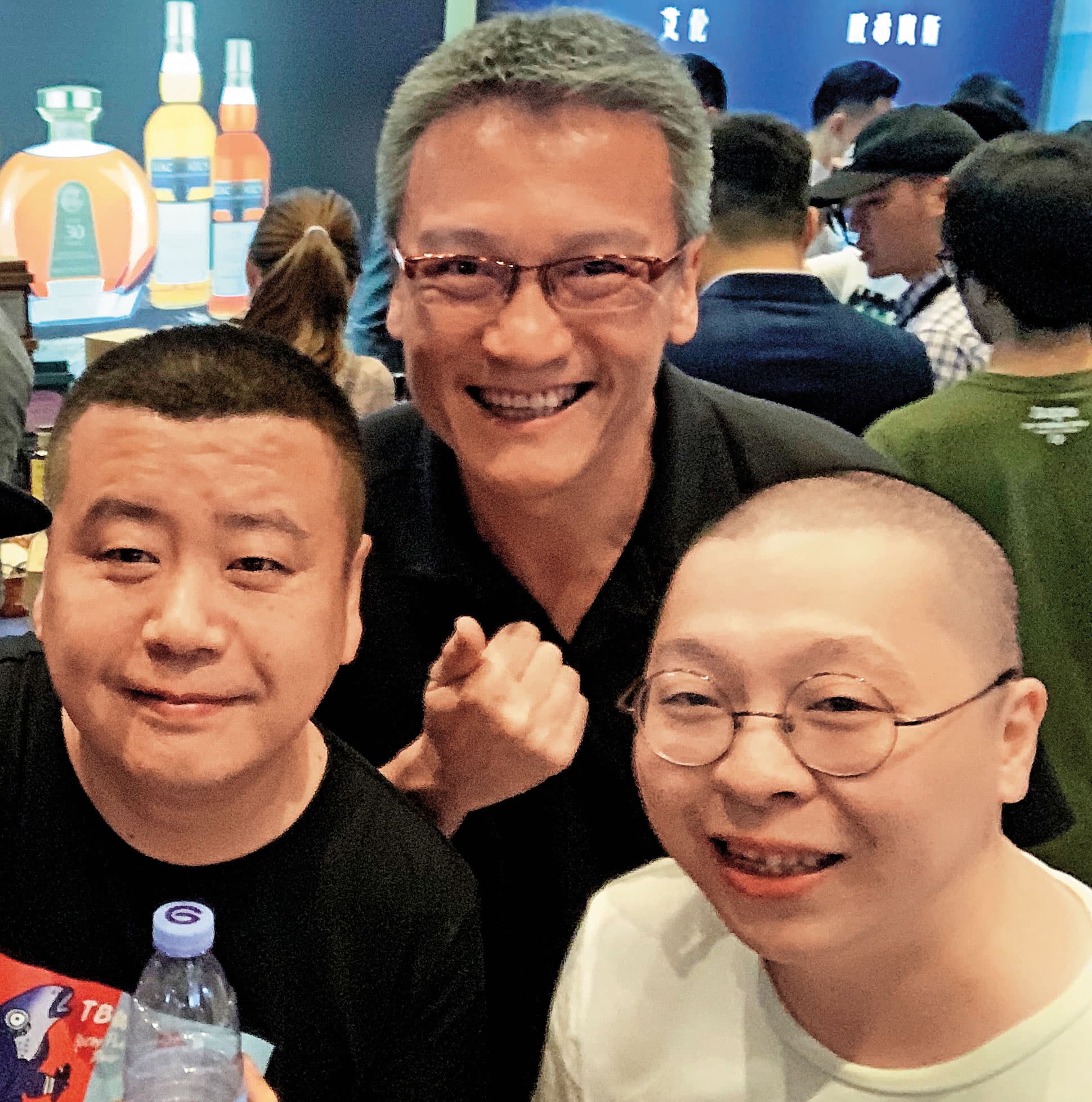 酒展是業內人與愛好者共襄盛舉、交流之處,長沙的Whisky Live策展人富剛(前左)、袁楚(前右),以及江小白的副總楊祖琛(中)相見歡。