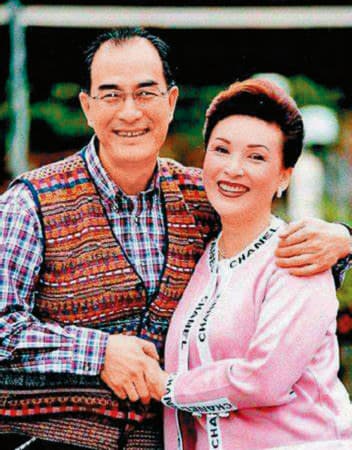 陳莎莉(右)有過兩段婚姻,2000年她與男星車軒(左)離婚後一直單身至今。(翻攝自微博)