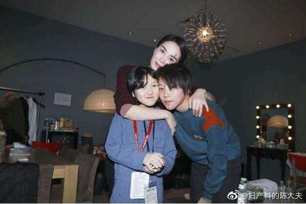 王菲與李亞鵬生的女兒李嫣（左）出生便因罹患唇顎裂所苦，圖為與姐姐竇靖童、媽媽王菲合照。（翻攝自王菲微博）