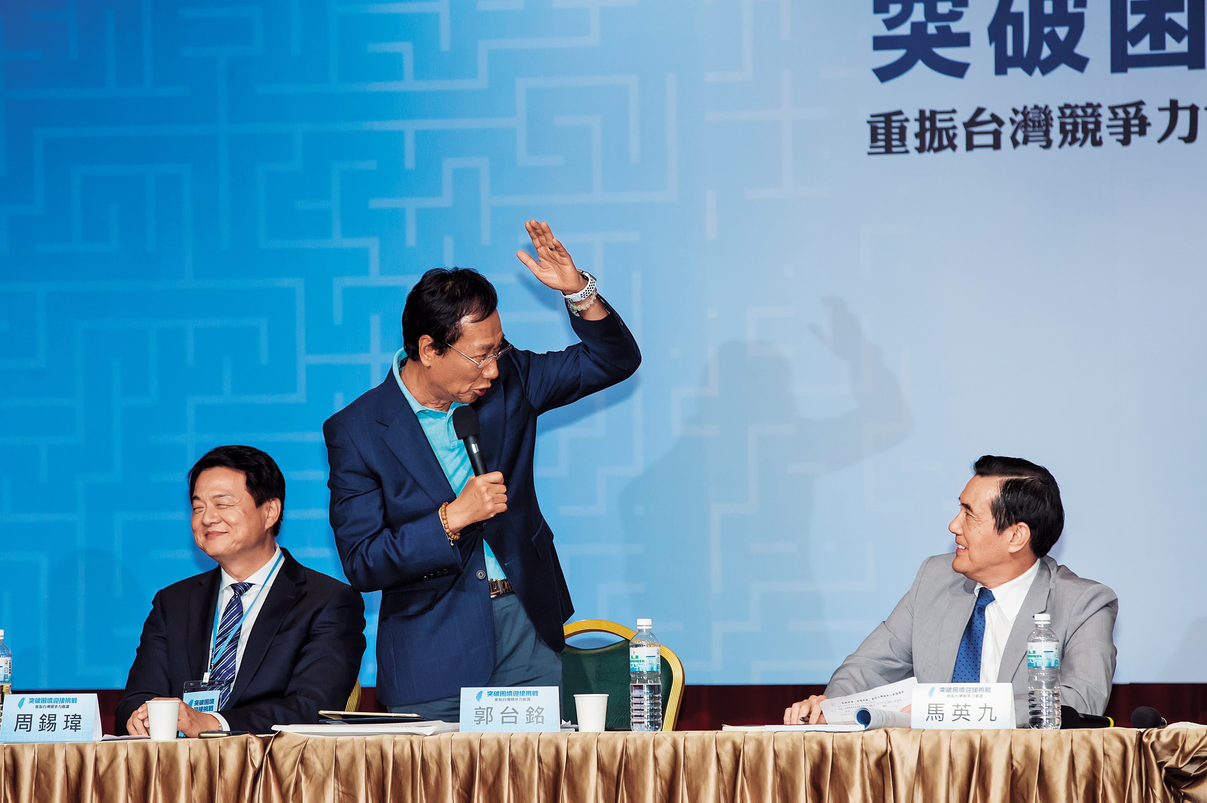 郭台銘(中)競選陣營逐漸成形,顧問團陣容清一色都是馬英九(右)任內政務官。