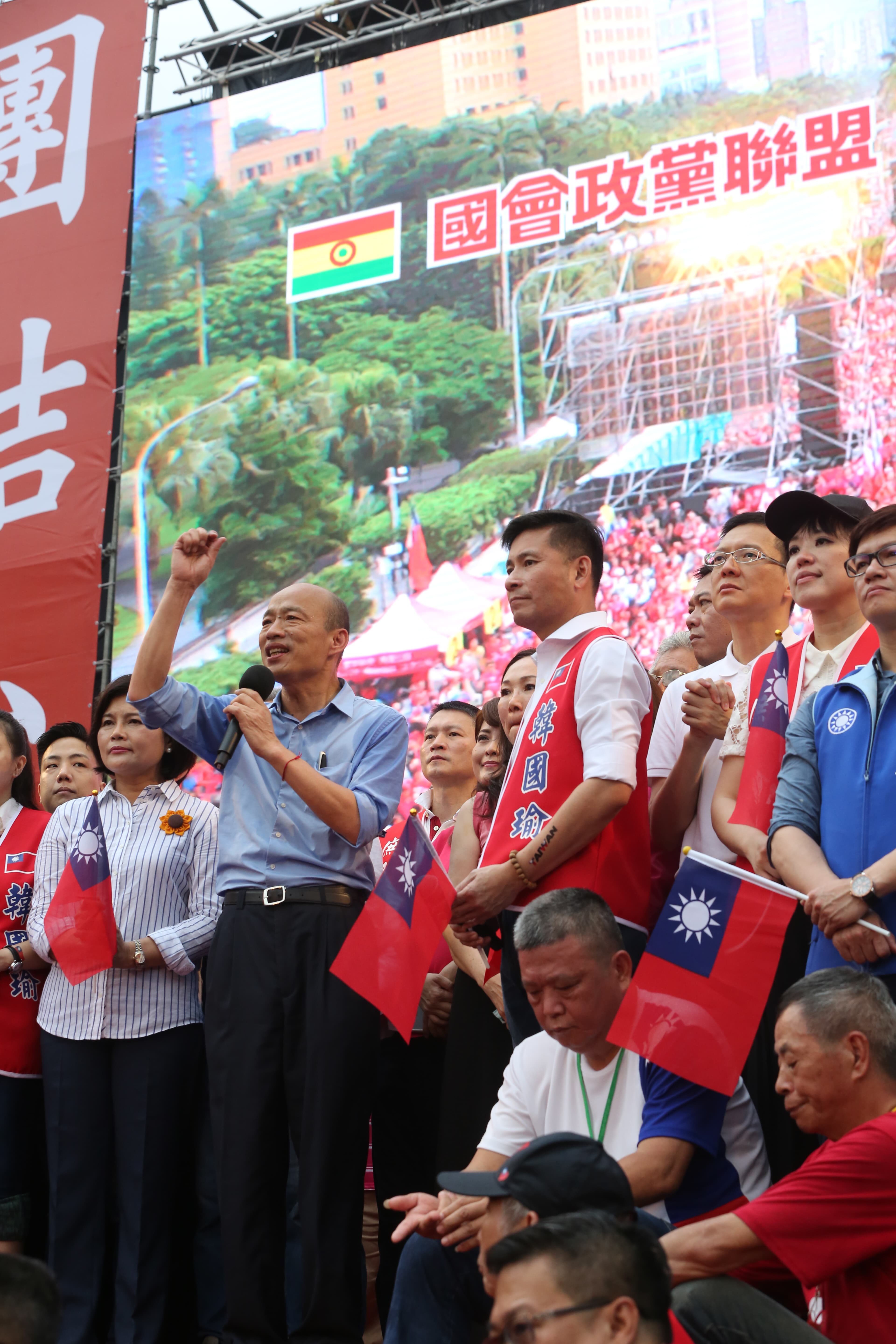 韓國瑜1日凱道造勢的背後,清一色都是馬政府時代的地方派系及邊緣人,再加上非屬藍營的妙天加入動員,以及「反年改」為主要訴求的挺韓勢力。(國會政黨聯盟提供)