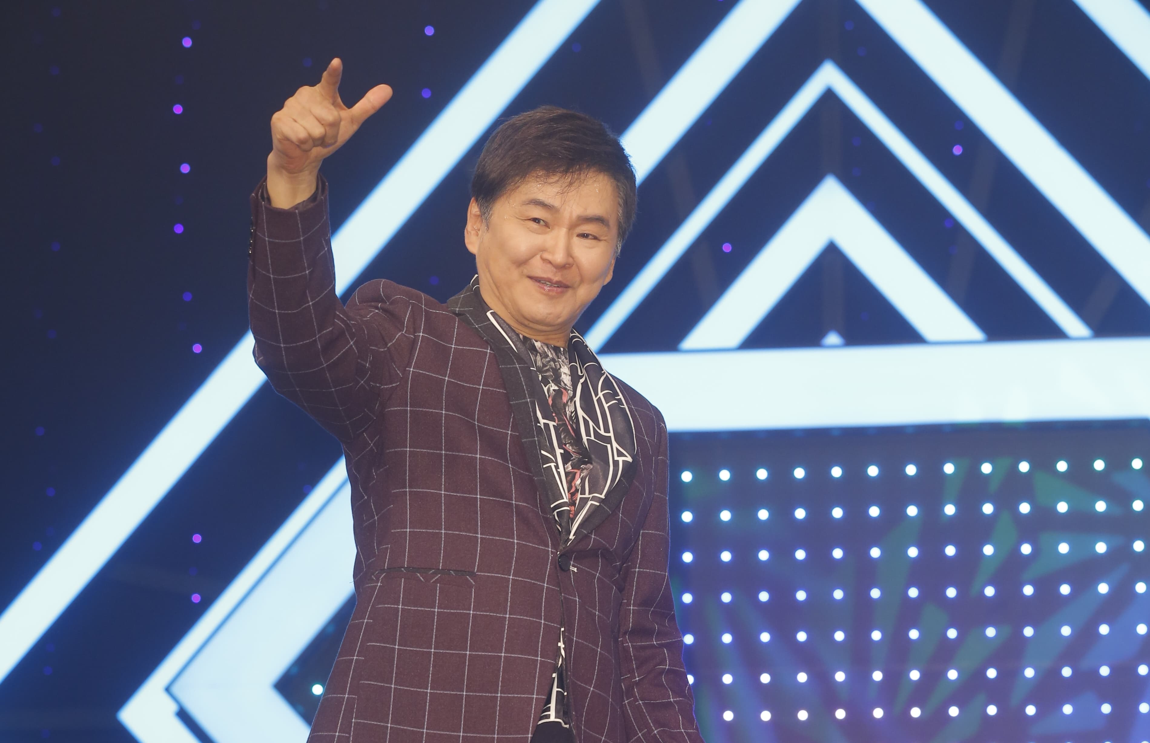 8年前罹患大腸癌的綜藝大哥賀一航,今晚(3日)因癌症轉移至多重器官病逝榮總,享壽64歲。