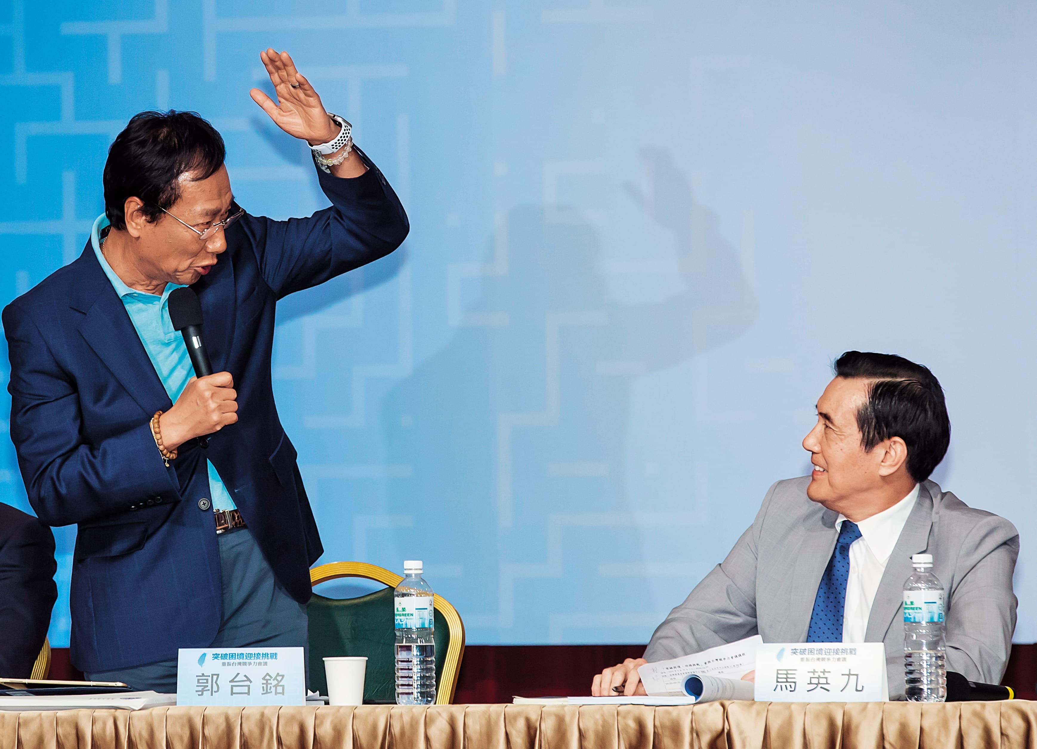 郭台銘(左)競選陣營成形,顧問團陣容清一色都是馬英九(右)任內政務官。