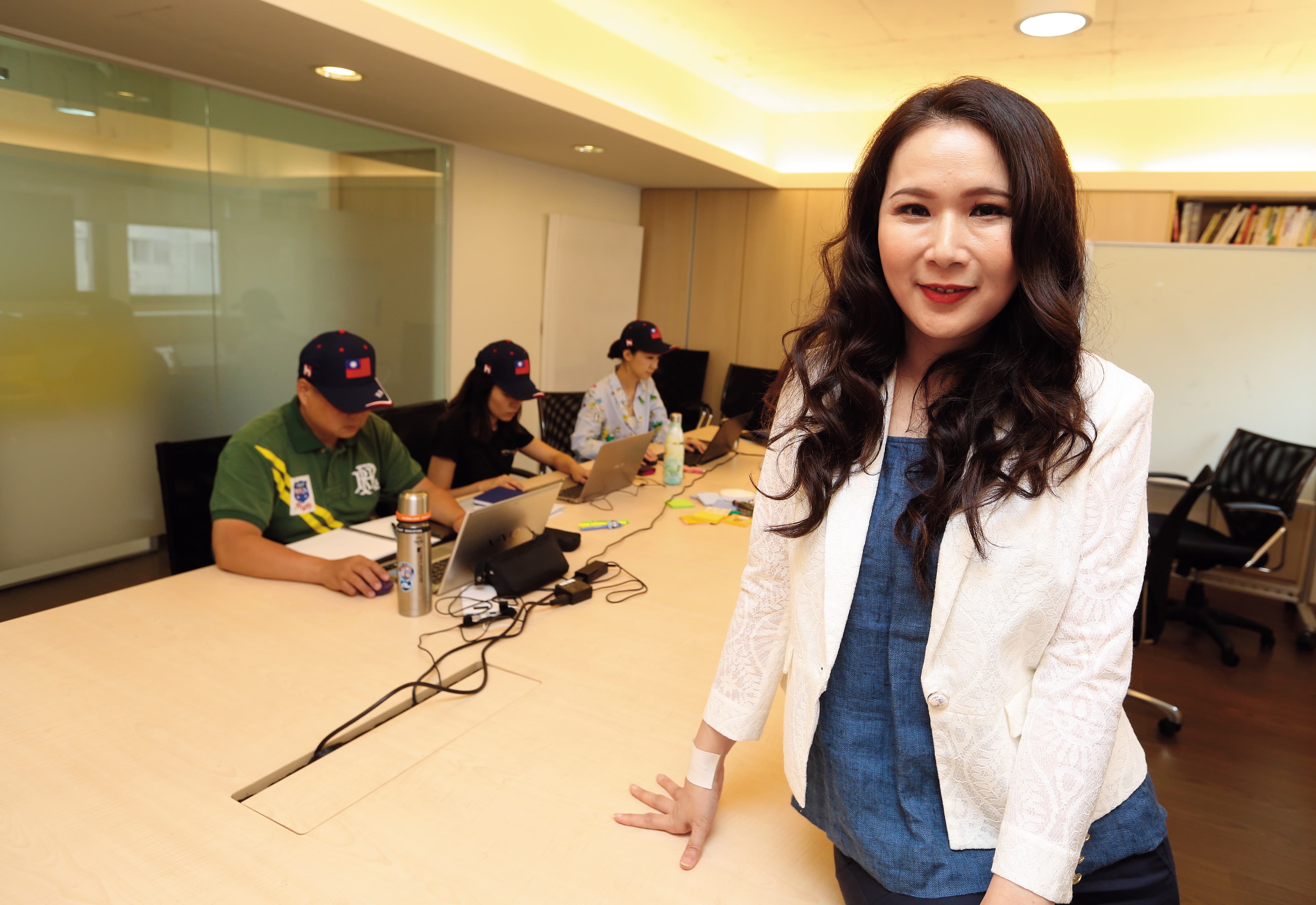 劉宥彤曾任職電視台及公關公司,熟悉媒體操作及社群行銷。