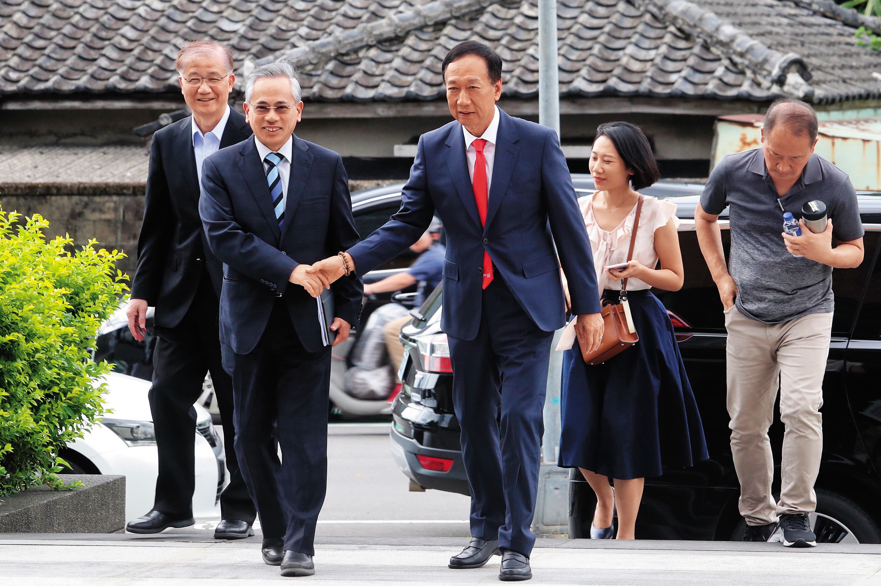 郭台銘籌組國政顧問團,馬政府時代的衛福部長邱文達(前排左)入列。(中央社)
