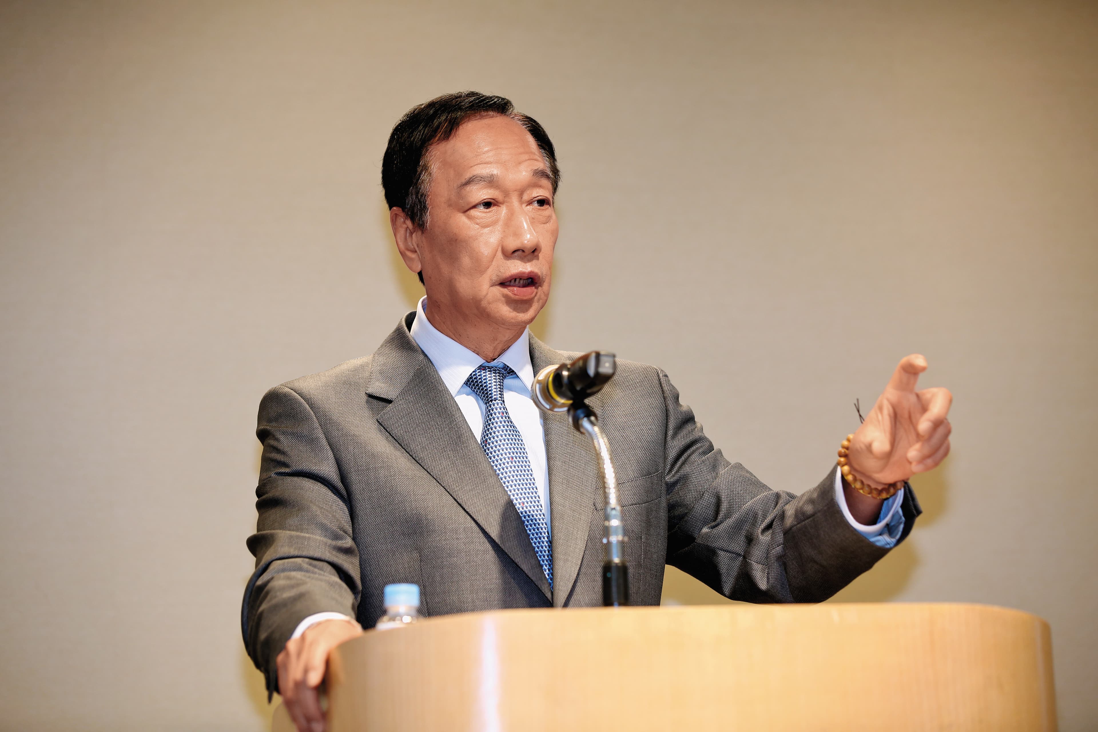 郭台銘意識到目前政治實力仍不足夠,頻向朱立倫、王金平招手。