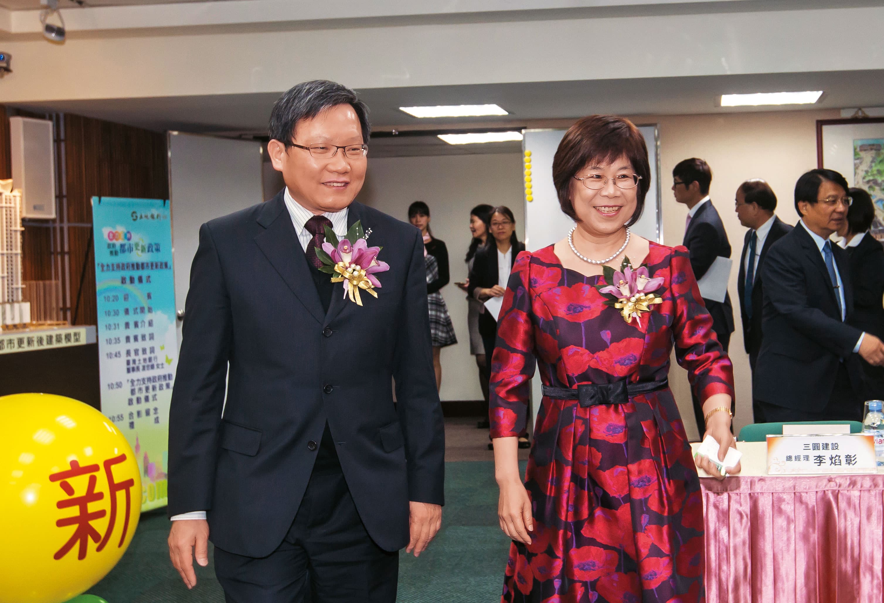 財政部長蘇建榮（左）和彰銀董座凌忠嫄（右）聯袂防守，喊出明年彰銀改選1席也不能掉。