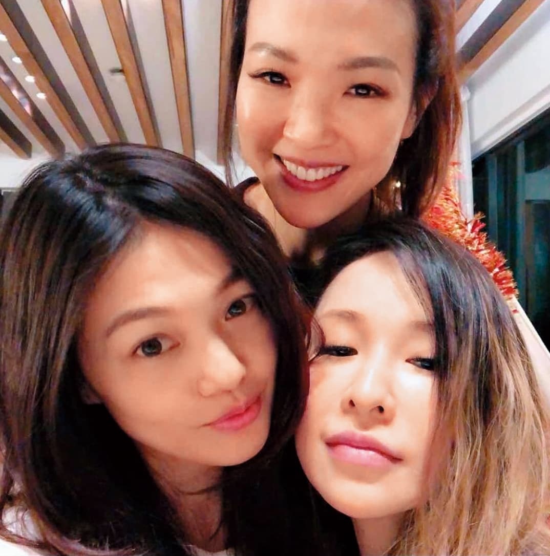 蕭亞軒(右)跟柯震東分手後,戀情不順又生病、消失在社群網站很久。近期蜜雪(左)po出和ELVA聚會的照片,看來依舊無恙。(翻攝自蜜雪IG)