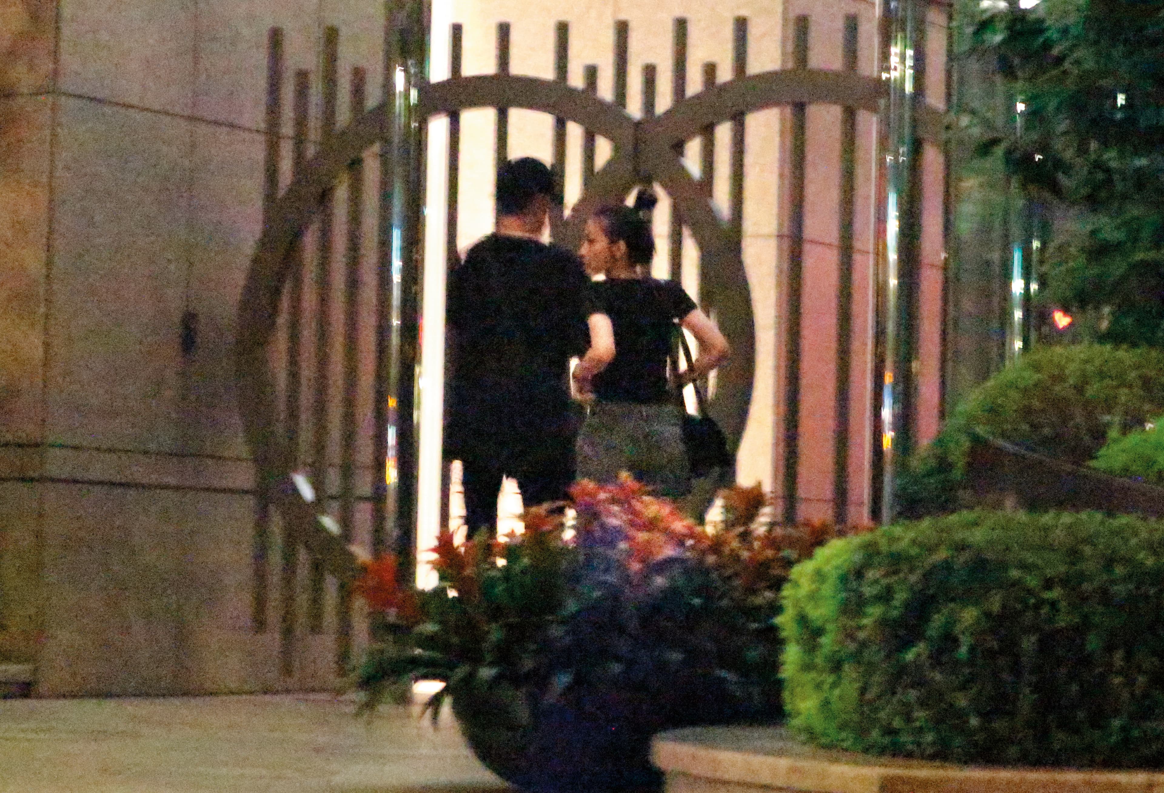 6/1 01：49，杜姸（右）差點被柯震東帶回家後，又跟一名黑衣男子過夜。