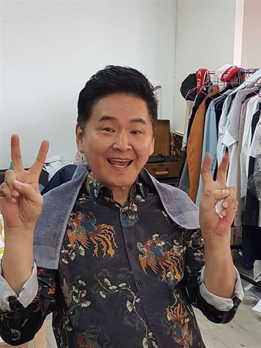 賀一航在去世前特地前往髮廊剪髮。(翻攝自W Studio 美學概念學苑臉書)
