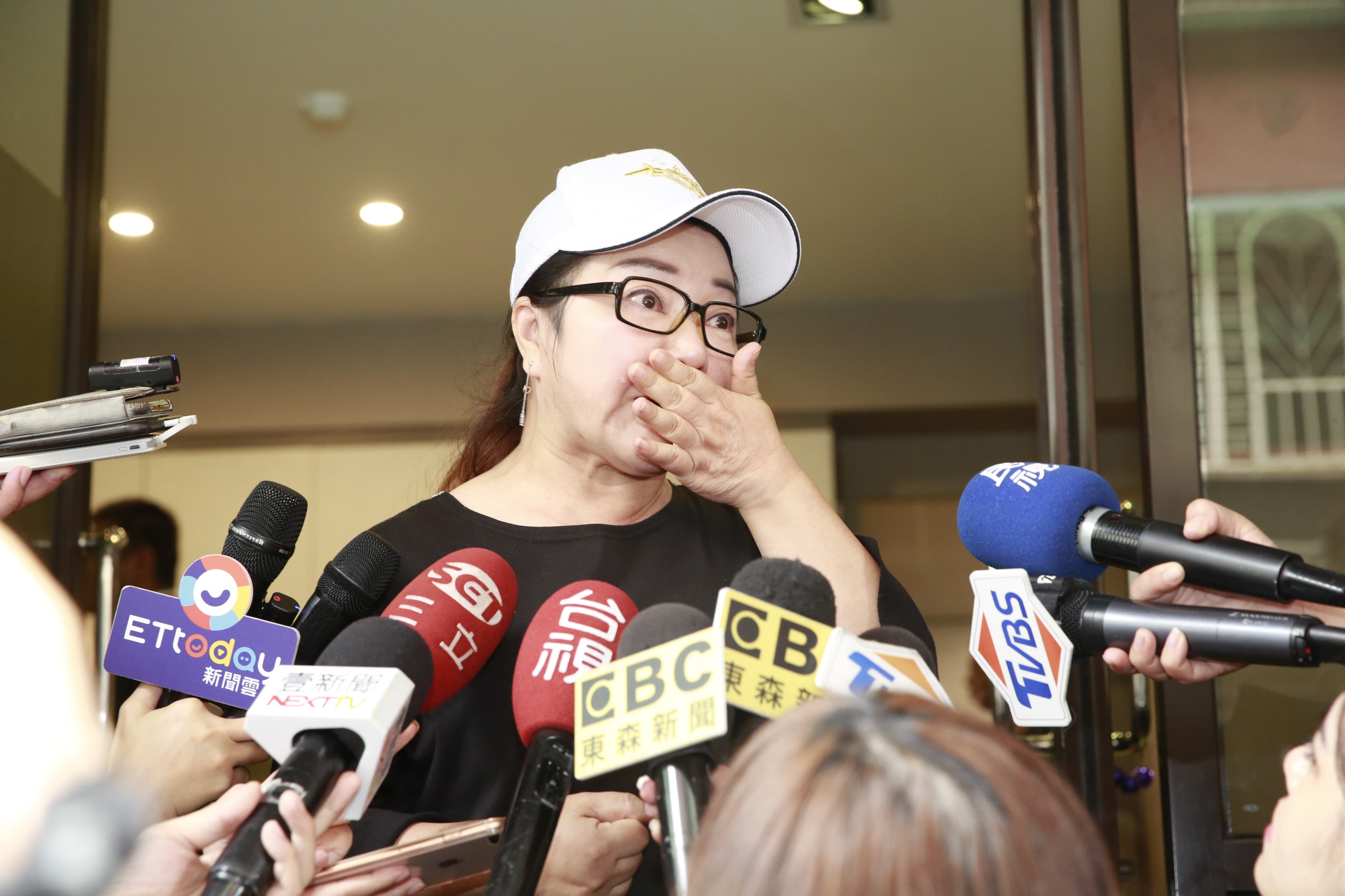 白冰冰對於賀一航放棄正規醫療途徑感到生氣。