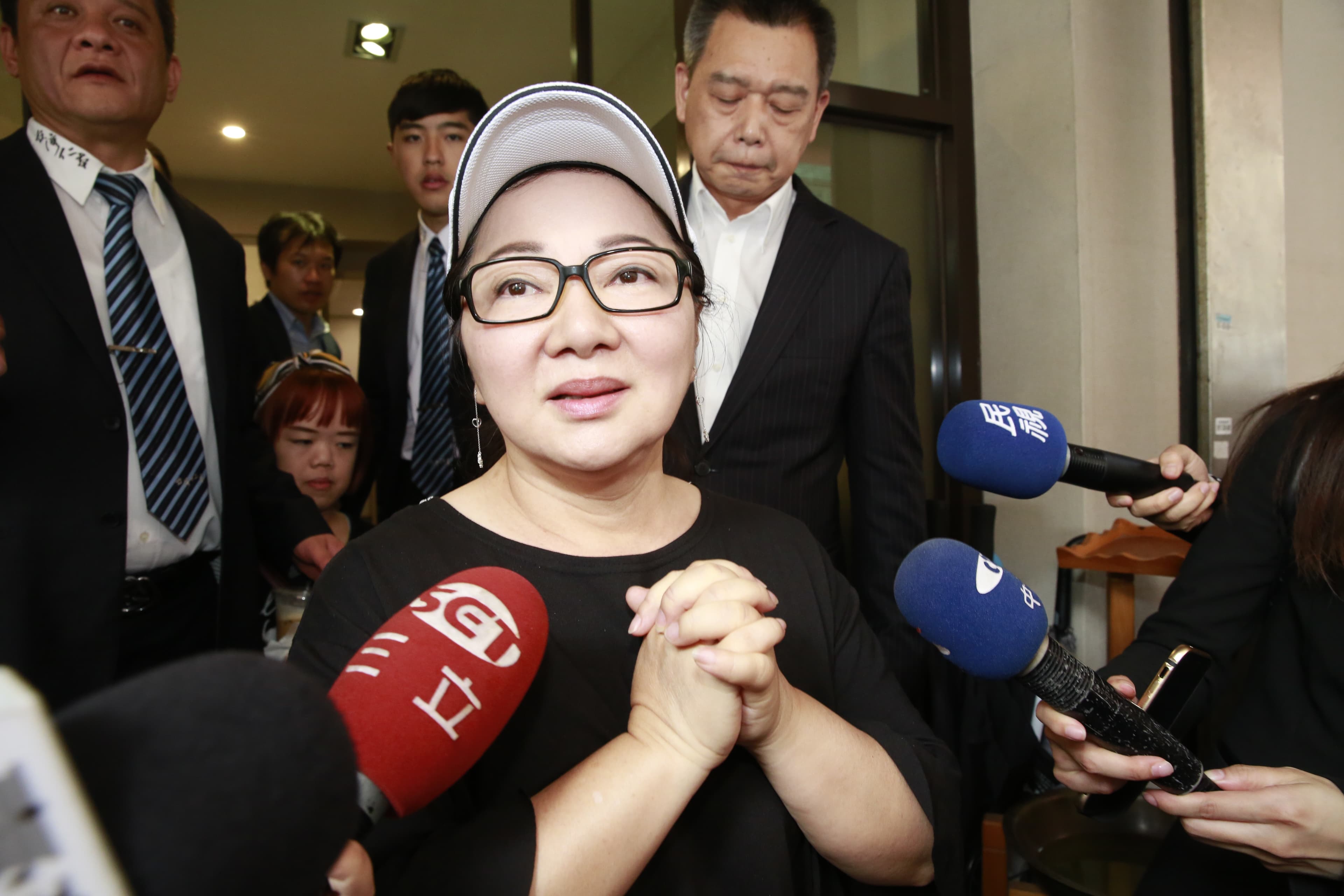白冰冰心疼賀一航為了妻小忍痛賣命工作賺錢。