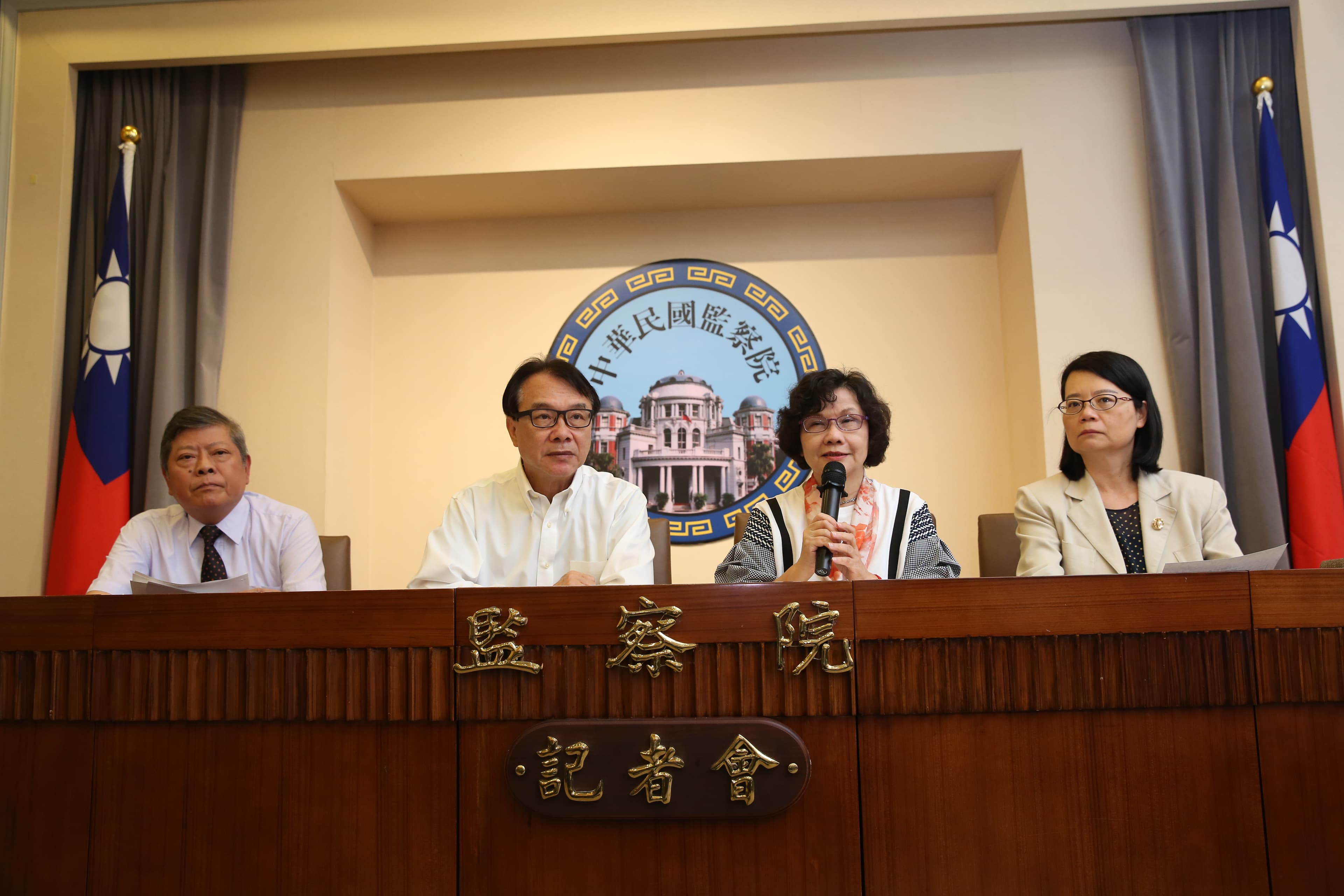 監察院針對花蓮縣府砸公帑，要求記者蒐集輿情回報，今日由監委趙永清（左起）、林盛豐、王幼玲、王美玉召開記者會，說明彈劾案。