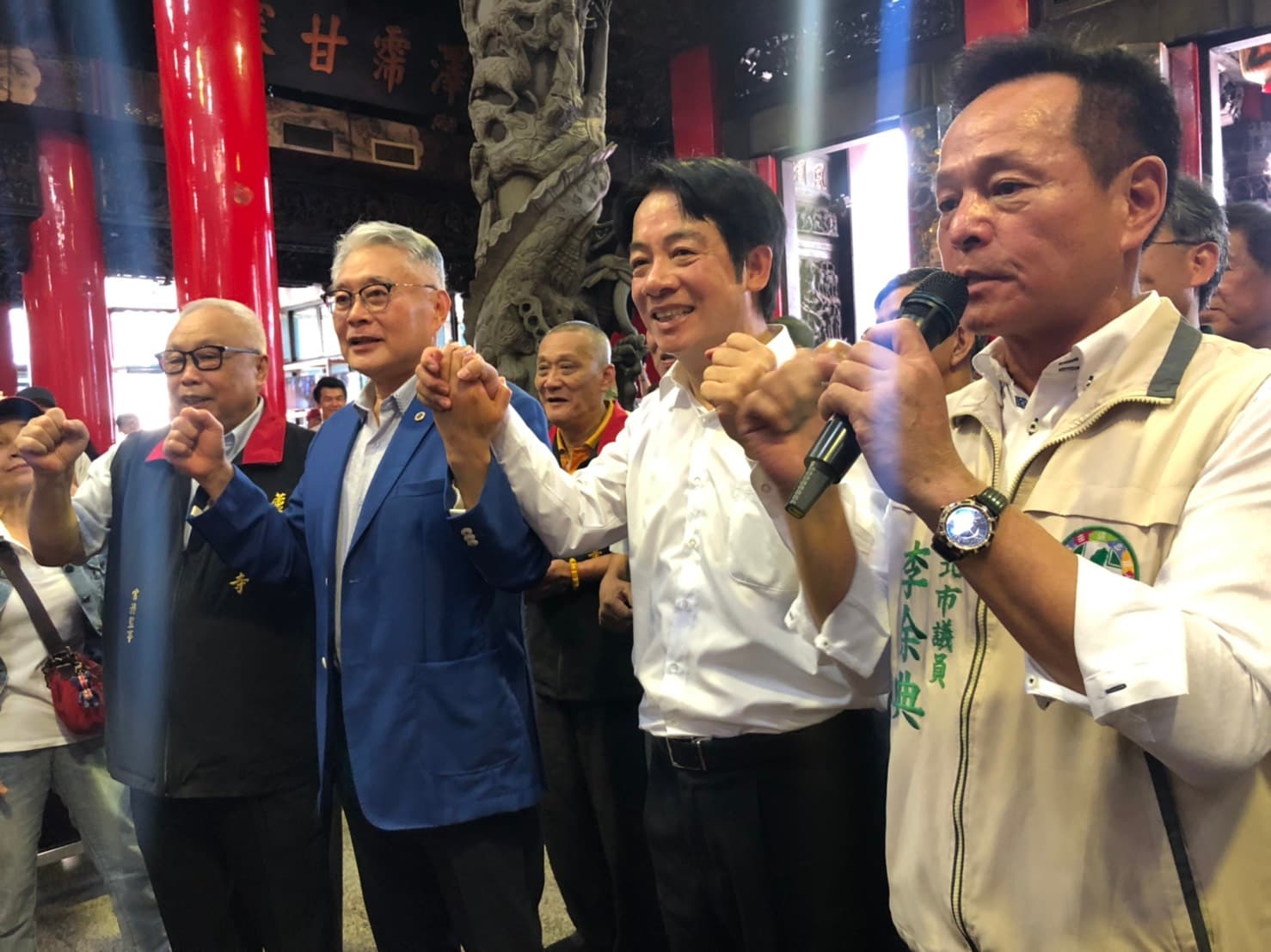 賴清德上午前往蘆洲湧蓮寺參拜，湧蓮寺主委陳宏昌（左2）曾是國民黨立委，但他也和賴一起握手喊凍蒜。（賴清德行動辦公室提供）