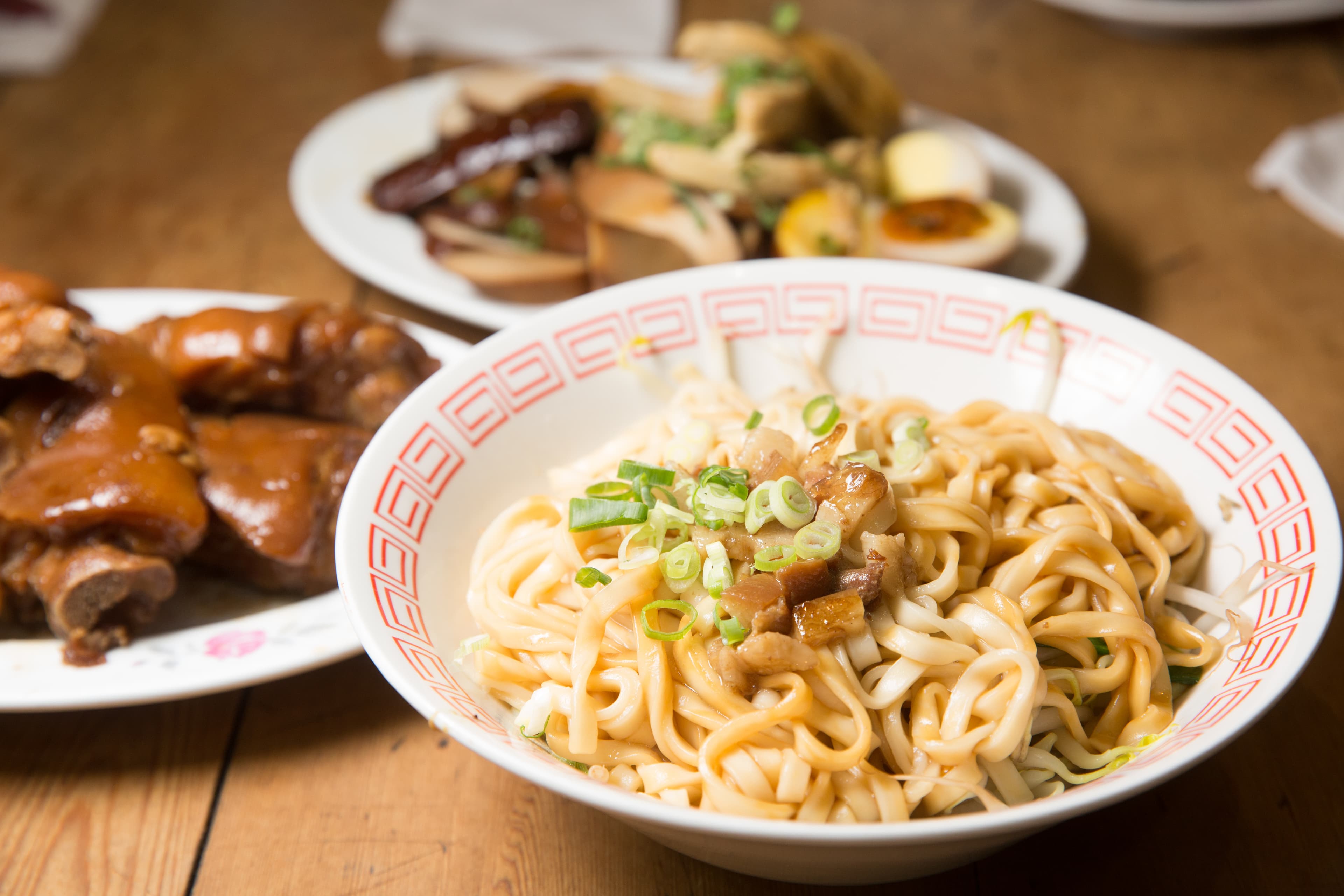 蔡耀輝說,老實乾麵配料簡單,但吃來都是懷舊的滋味。(50元/碗)