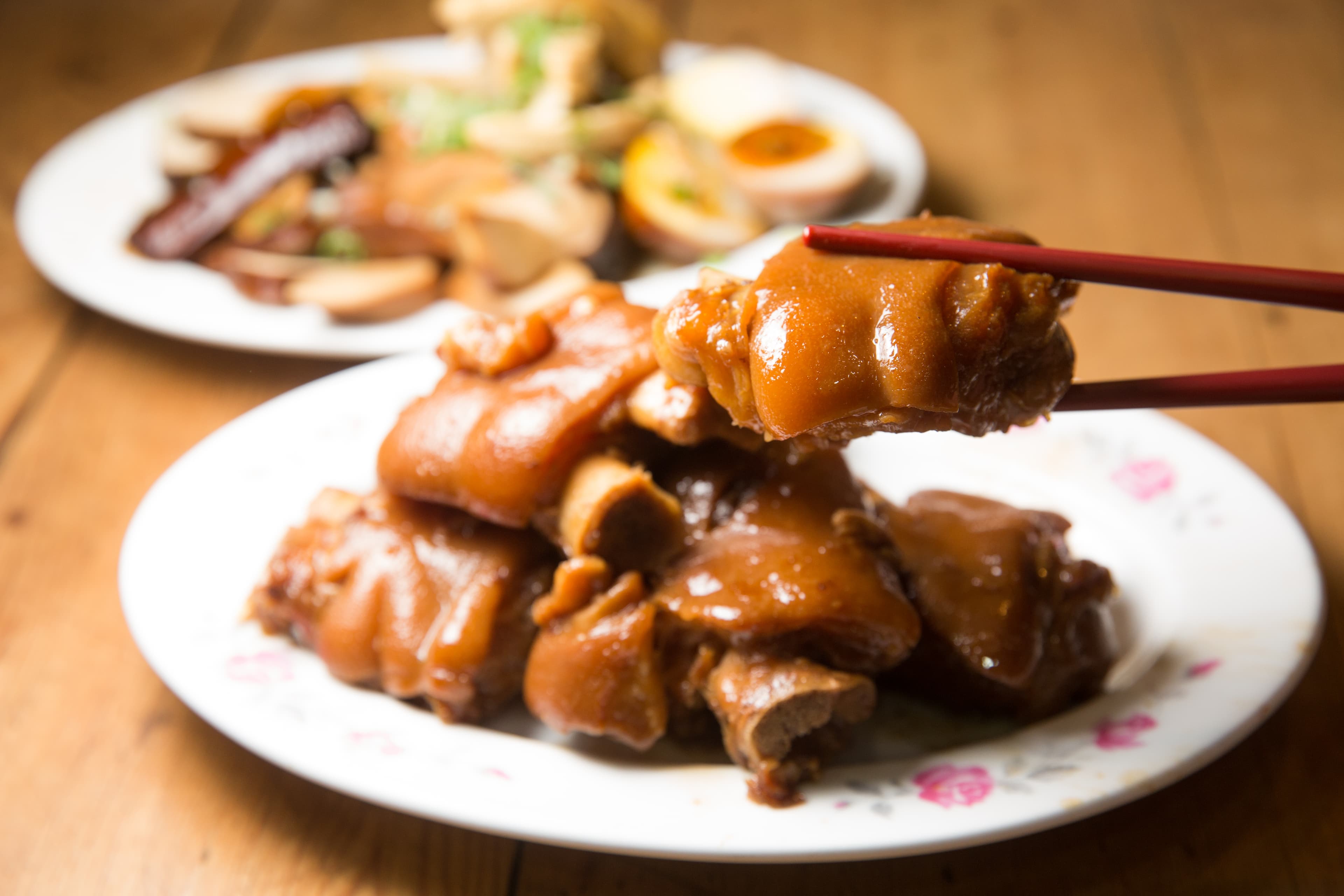 使用店家特製滷汁的紅燒蹄膀,入口軟嫩、鹹香下飯。(元/份)