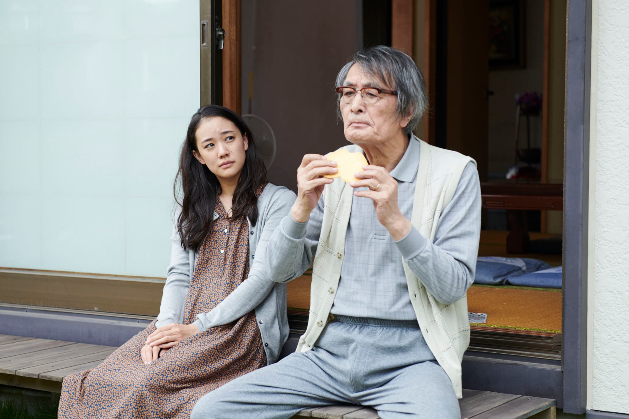 蒼井優在《漫長的告別》演情路不順的30輕熟女,只能將情傷向失智老父傾吐。(天馬行空提供)