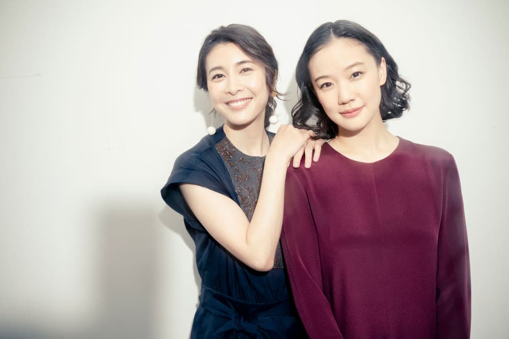 蒼井優與竹內結子在《漫長的告別》演兩姊妹。(網路圖片)