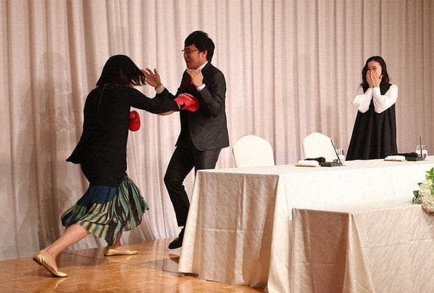 山崎靜代(左)是山里亮太與蒼井優的介紹人,昨天現身記者會搞笑獻祝福。(網路圖片)