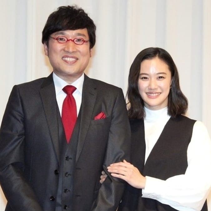蒼井優與諧星山里亮太表示兩人是以結婚為前提開始交往,撇有孕才婚頭。(網路圖片)
