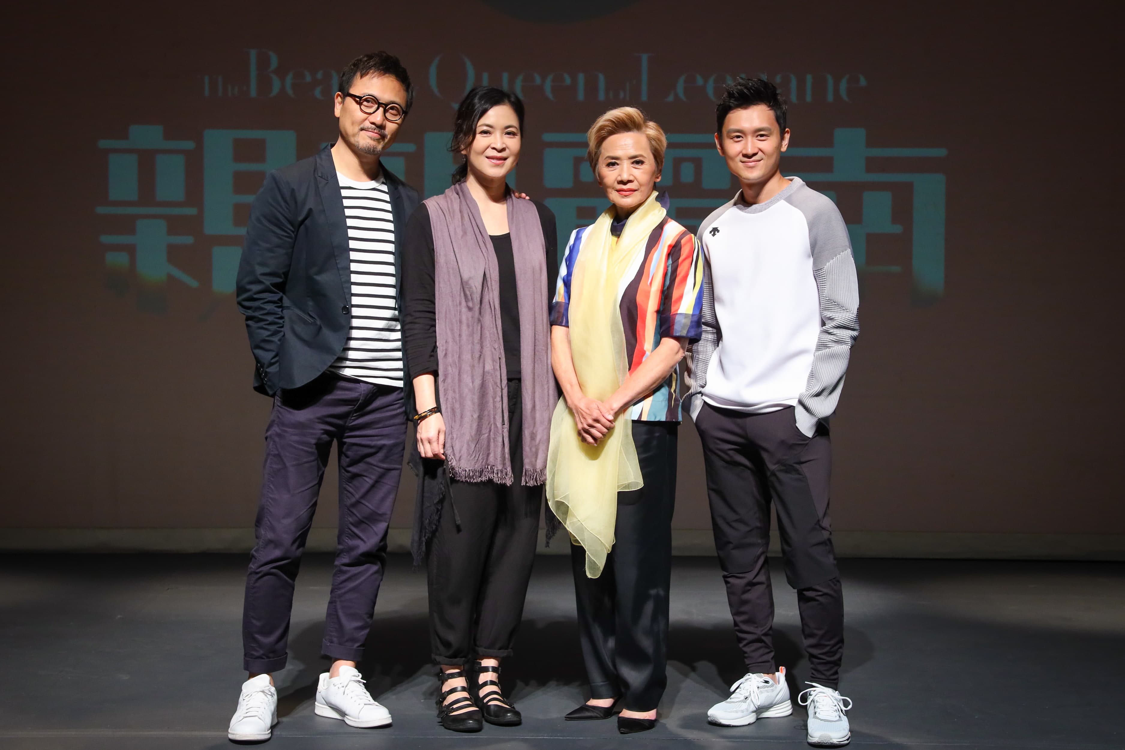 完場後演員及導演站在台前謝幕,獲全場觀眾熱烈掌聲達數分鐘,不少觀眾欣賞完爭相查詢12月公演詳情。(同窗文化提供)