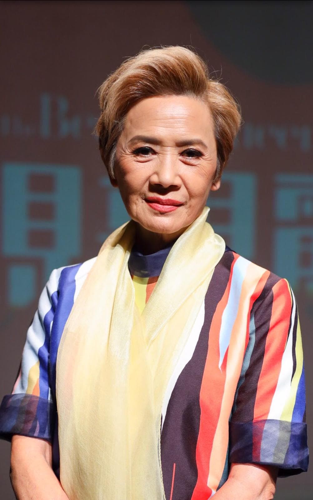 首次演舞台劇的葉德嫻覺得演出很新鮮、刺激如搭雲霄飛車一樣。(同窗文化提供)