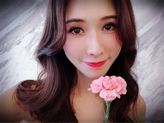 林志玲歡欣鼓舞公布閃婚消息,稱「愛情是一瞬間的禮物」。(摘自林志玲臉書)