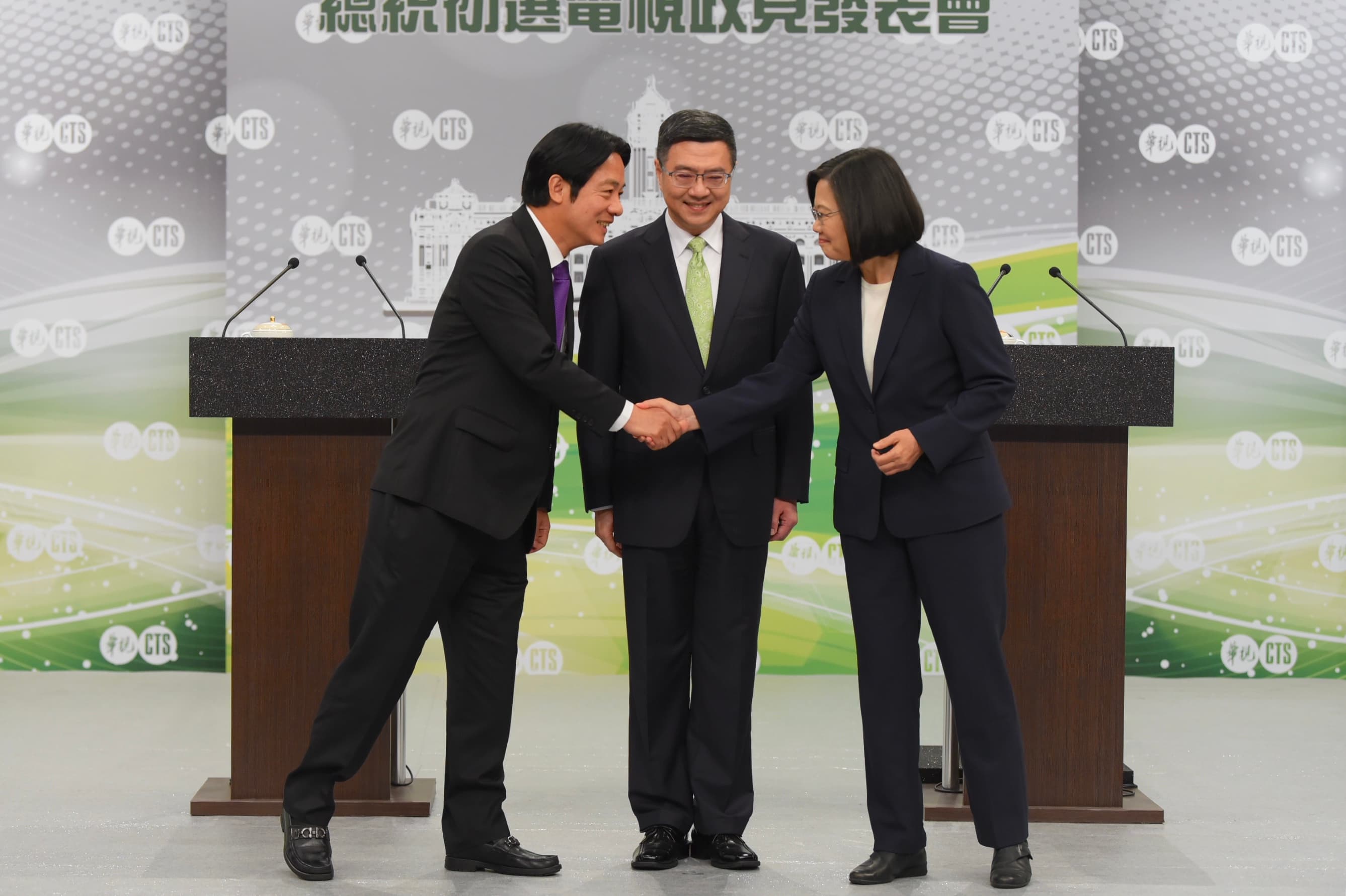 民進黨總統初選唯一一場電視政見會今下午登場，總統蔡英文與行政院前院長賴清德開場時握手先禮後兵。（民進黨提供）