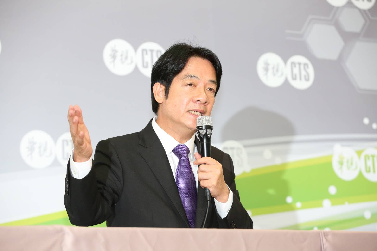 針對提問若輸掉初選後是否支持另一人，賴清德強調，「我一定接受初選的成果，會支持蔡總統，今天我的態度仍然沒有改變。」