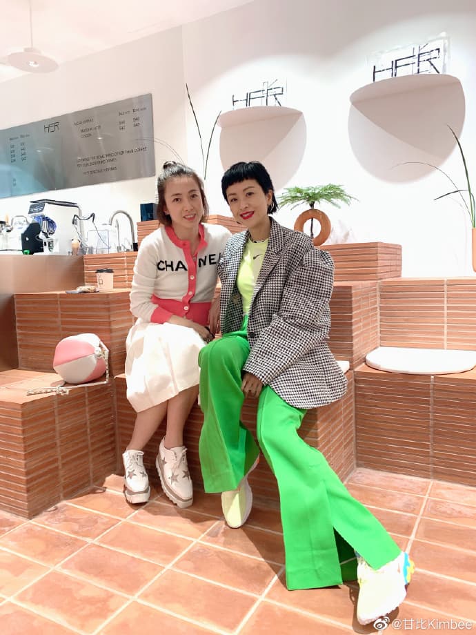 甘比為好友徐濠縈的新店開幕站台時,穿著香奈兒紅白上衣。(翻攝自甘比微博)