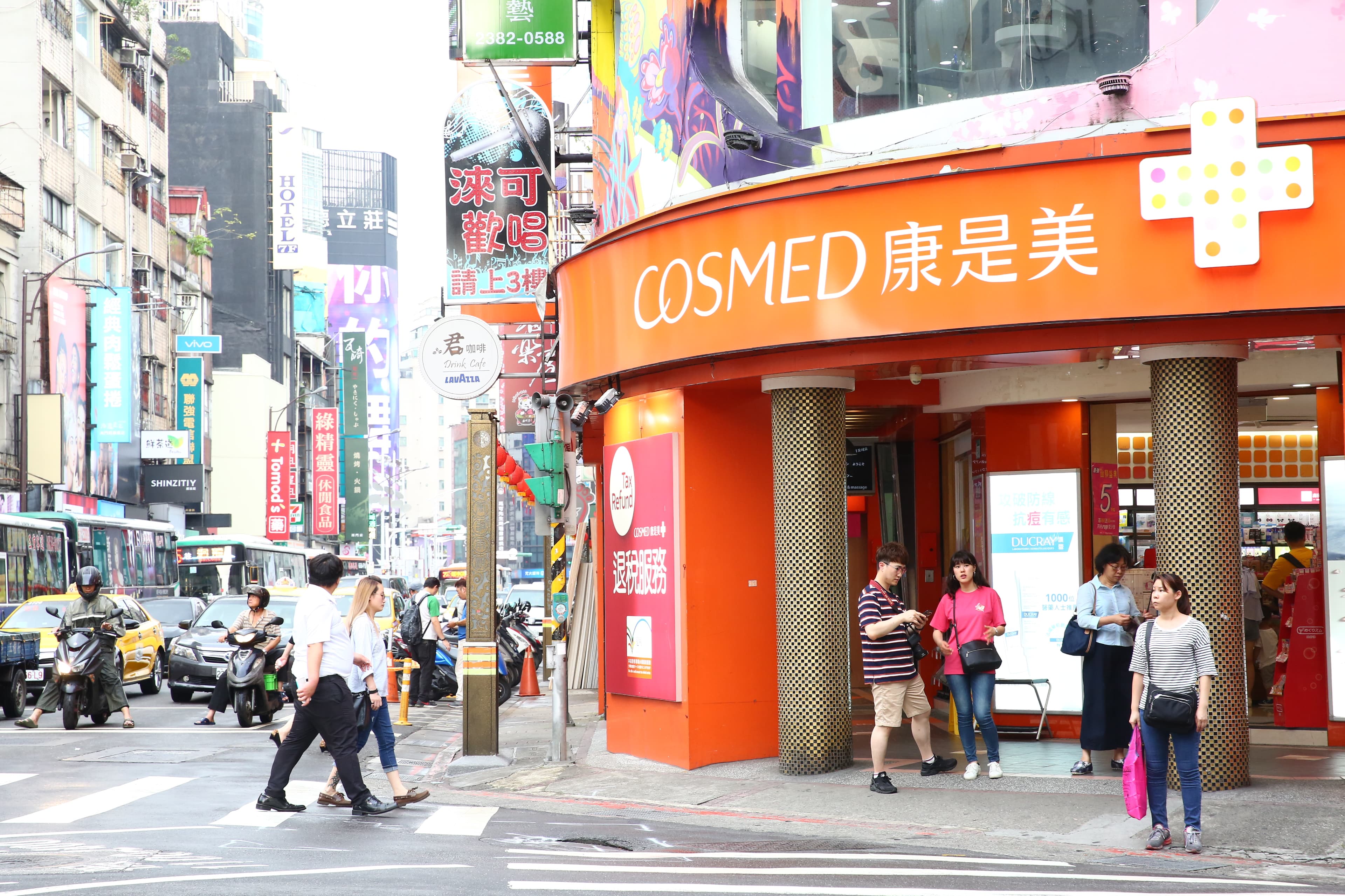 台灣藥妝市場一年有2,000億商機,吸引日韓來台拓點,台灣藥妝市場早已處在戰國時代。圖為西門町康是美。