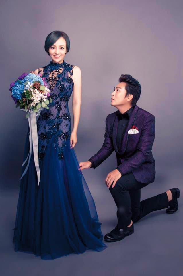 王仁甫和季芹結婚10週年時特別去拍攝紀念照,王仁甫當場又再浪漫求婚。(翻攝自王仁甫季芹臉書)