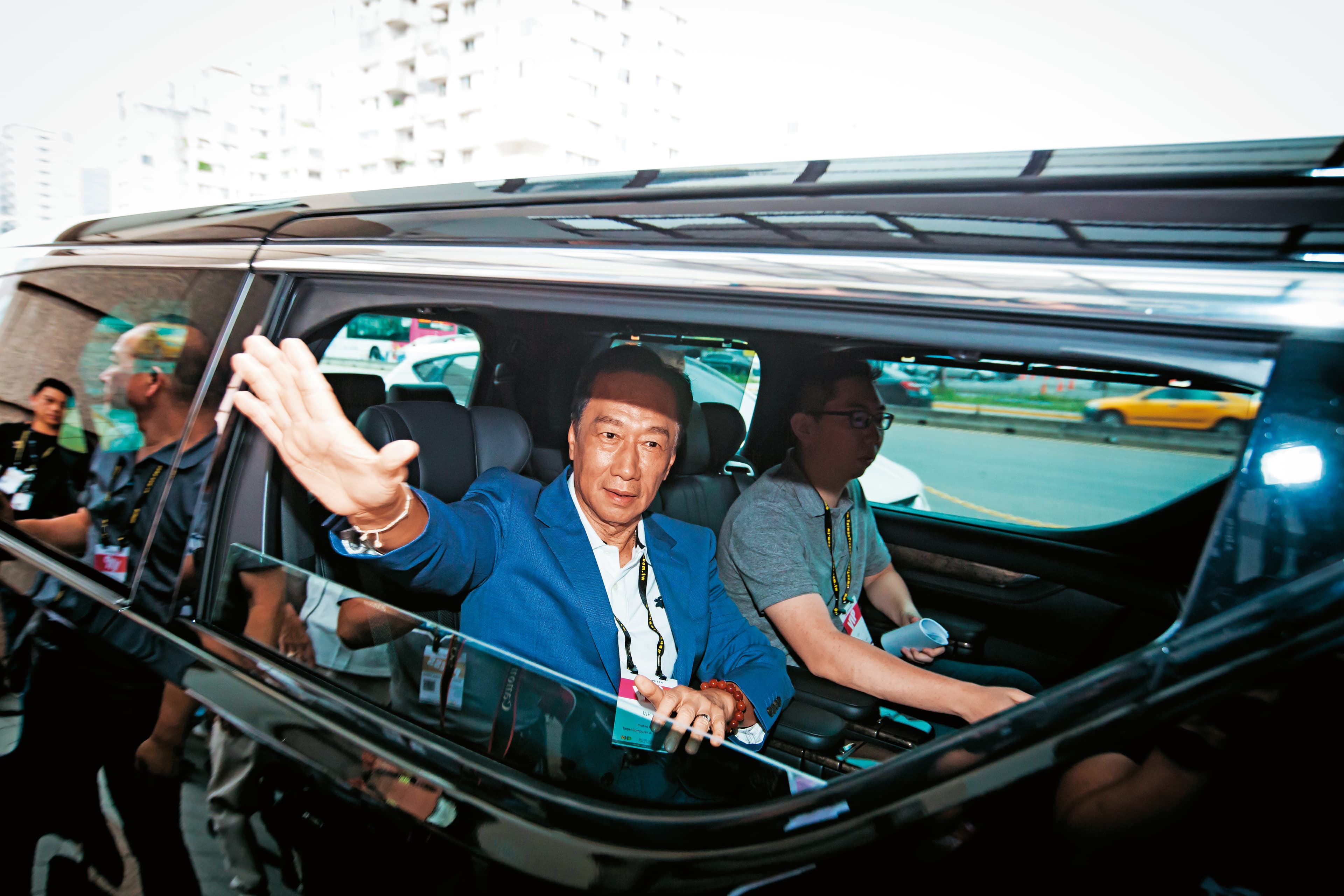 正積極投入國民黨總統初選的郭台銘(左),對於台大癌醫後續捐款態度反覆不明。