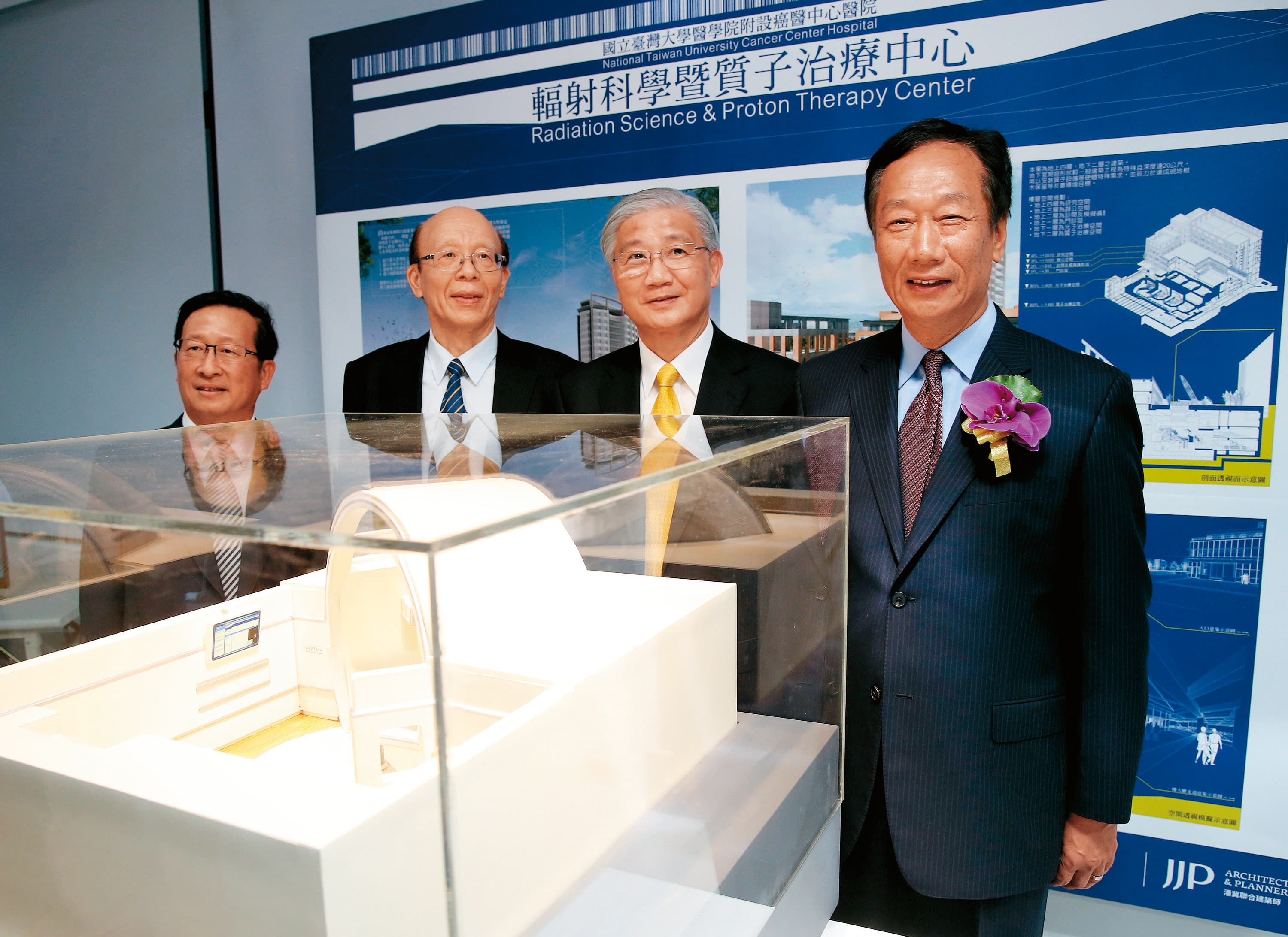 郭台銘(右)2007年9月宣布捐贈150億元蓋台大癌醫,與歷任台大校長李嗣涔(左2)、楊泮池(右2)及台大癌醫院長鄭安理(左)合作融洽。(中央社)