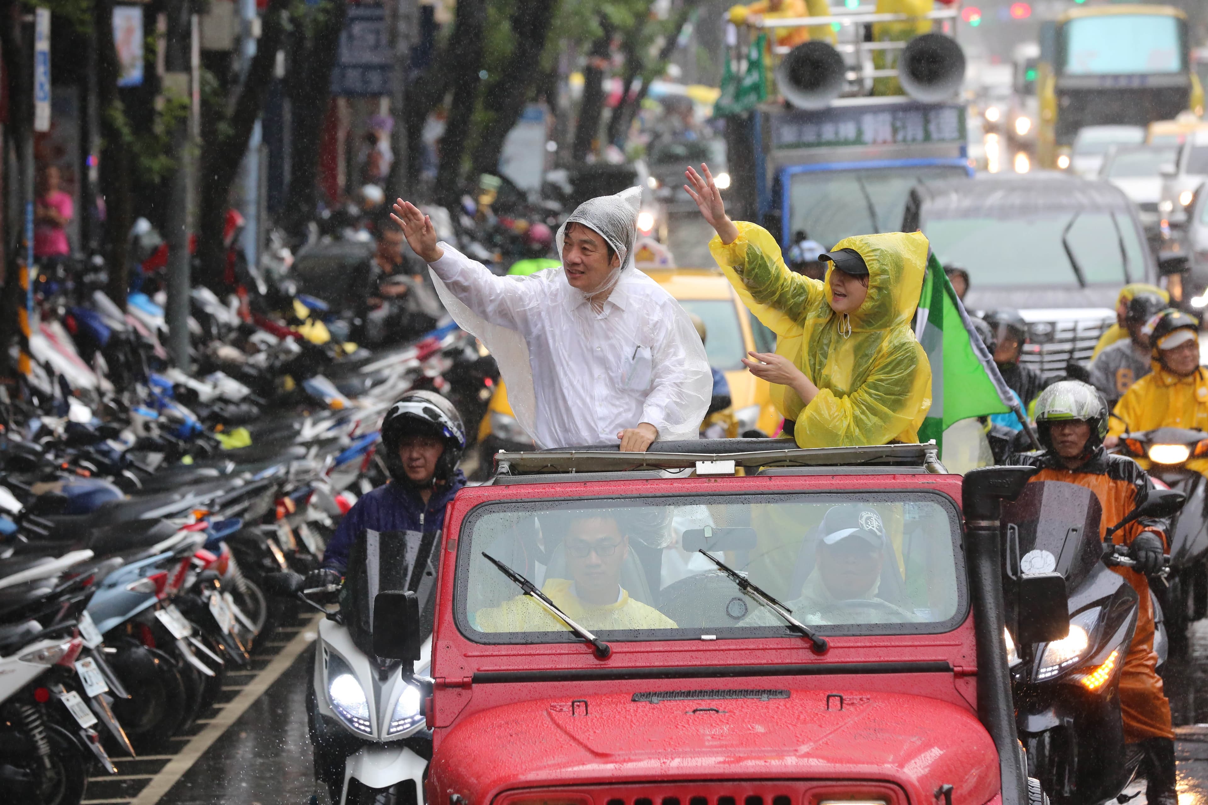 賴清德車隊稍早在北市掃街時,由前市議員簡余晏陪同。