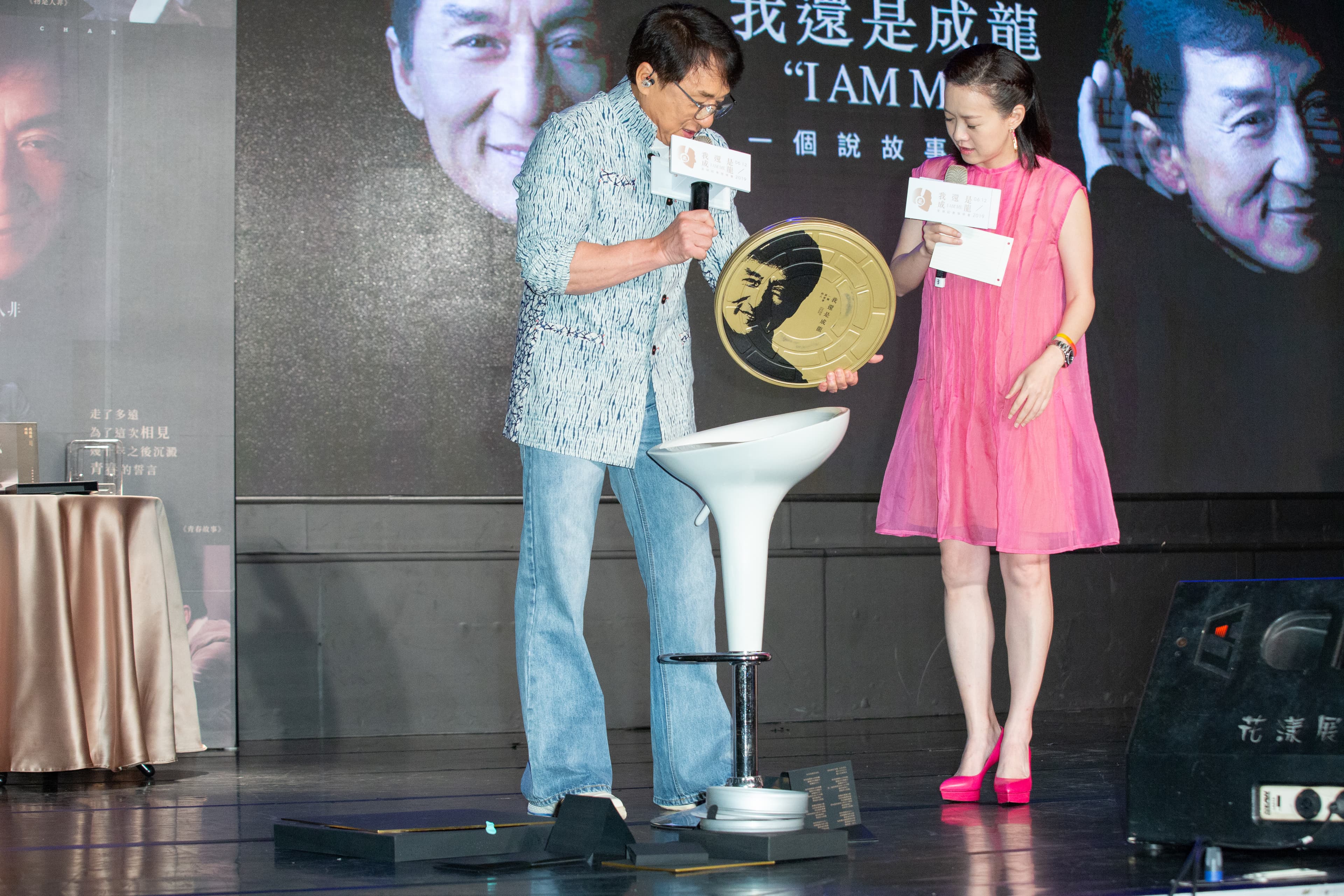 成龍分享新專輯《我還是成龍》的設計，以拍電影的片碟改造。